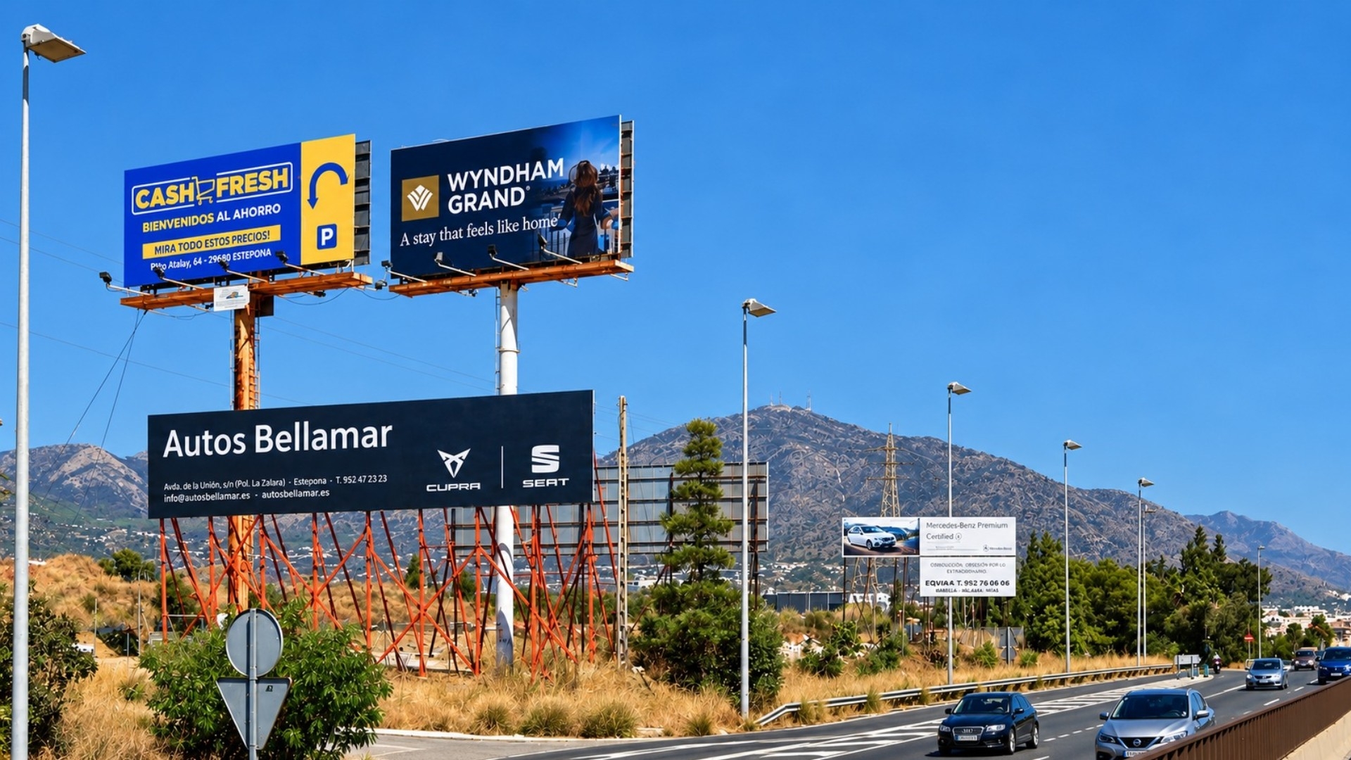 Monoposte publicitario en Fuengirola