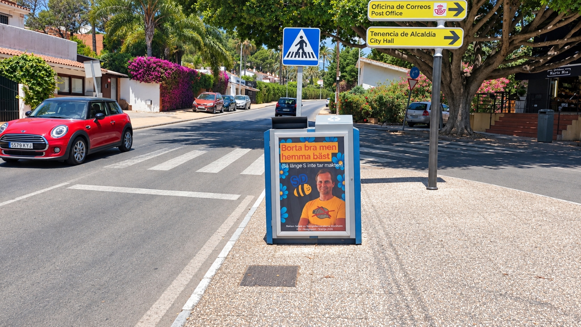 Mupi publicitario en Avenida de los Girasoles, calle 02B, Nueva Andalucía