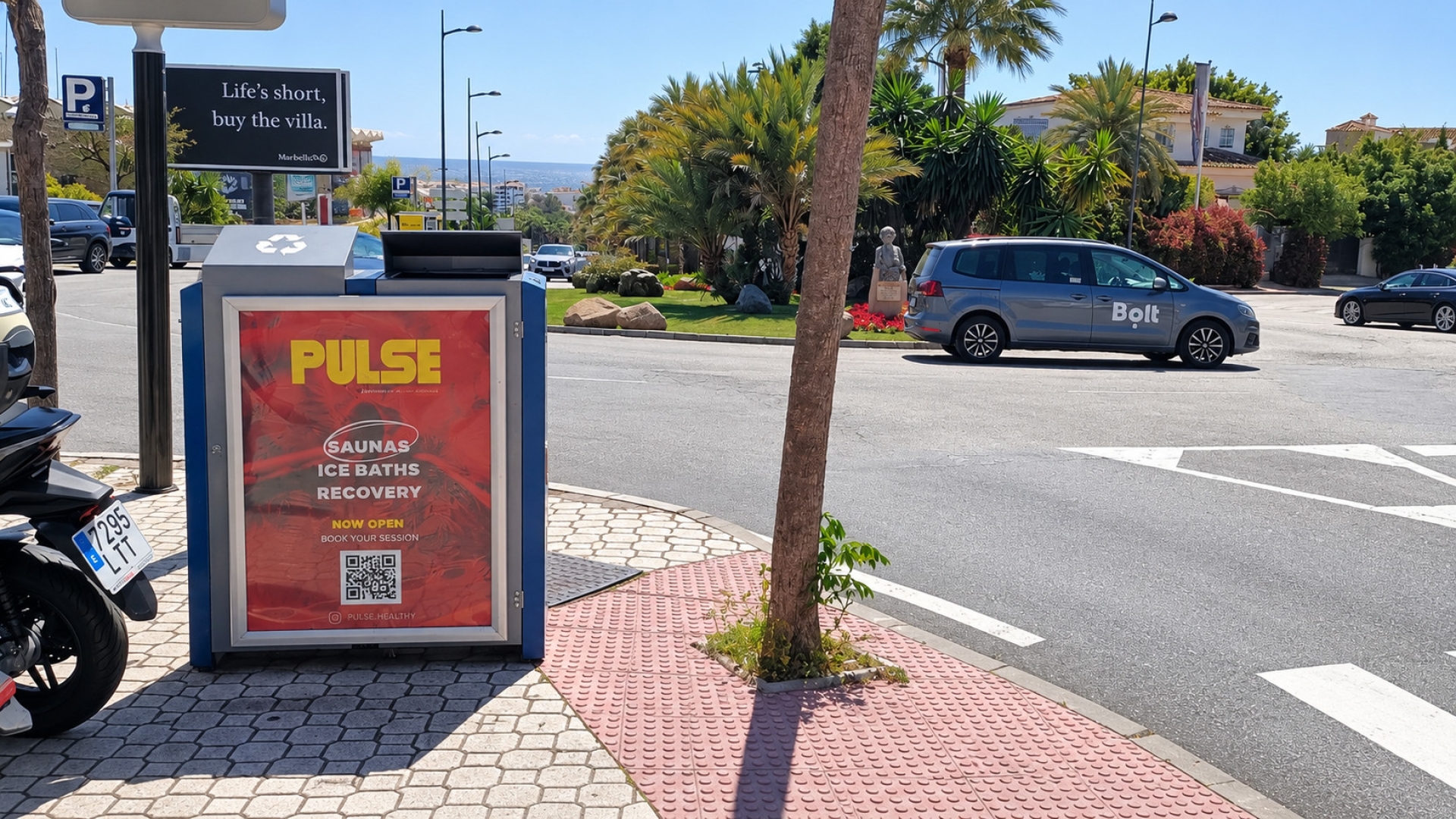 Mupi Digital en Avenida de Manolete, CC Plaza, Nueva Andalucía