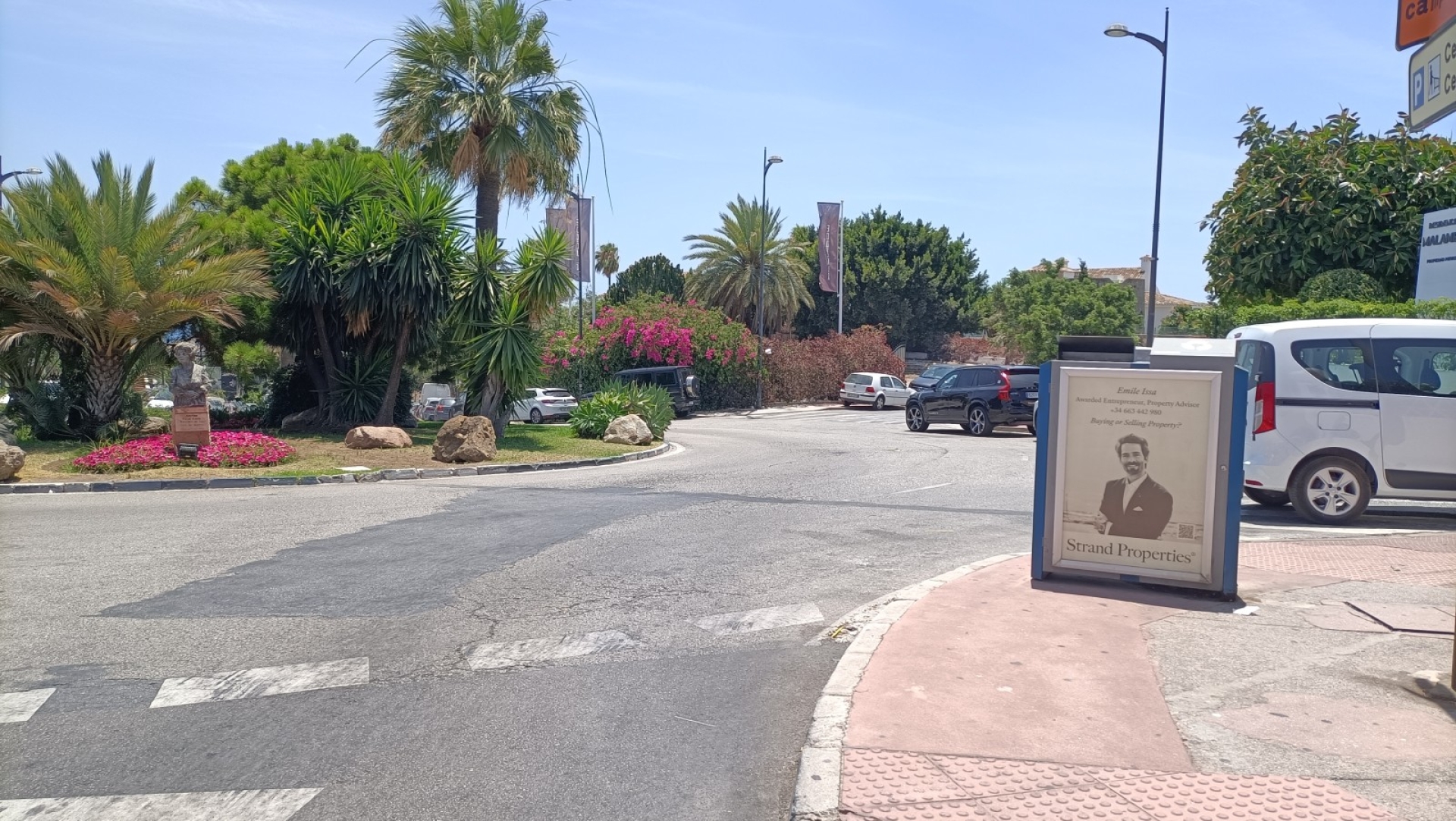 Mupi publicitario en Avenida de Manolete, CC Plaza, Nueva Andalucía