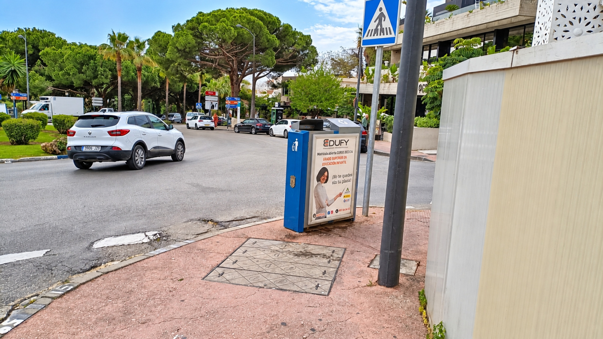 Mupi publicitario en Avenida Pilar Calvo, altura Mosaik, Nueva Andalucía