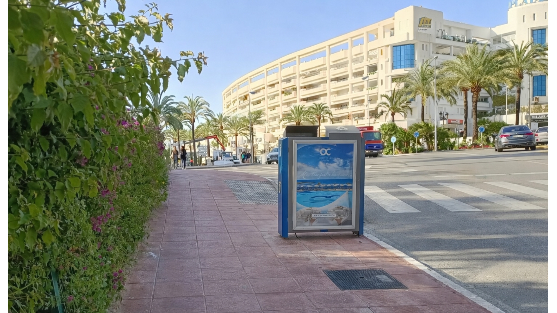 Mupi publicitario en Calle Juan Belmonte hacia el túnel, Puerto Banús