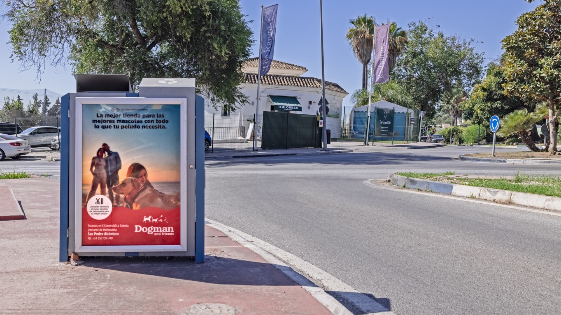 Mupi publicitario en Rotonda Aloha College, Nueva Andalucía