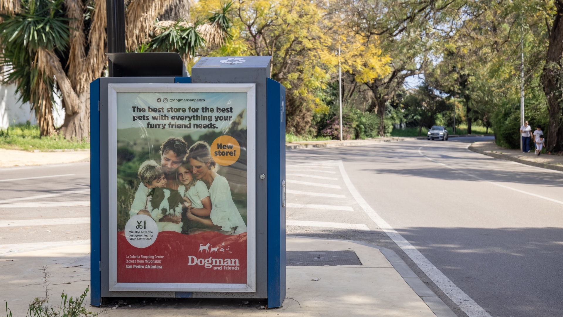 Mupi publicitario en Calles Las Gardenias, calle 19B, Nueva Andalucía