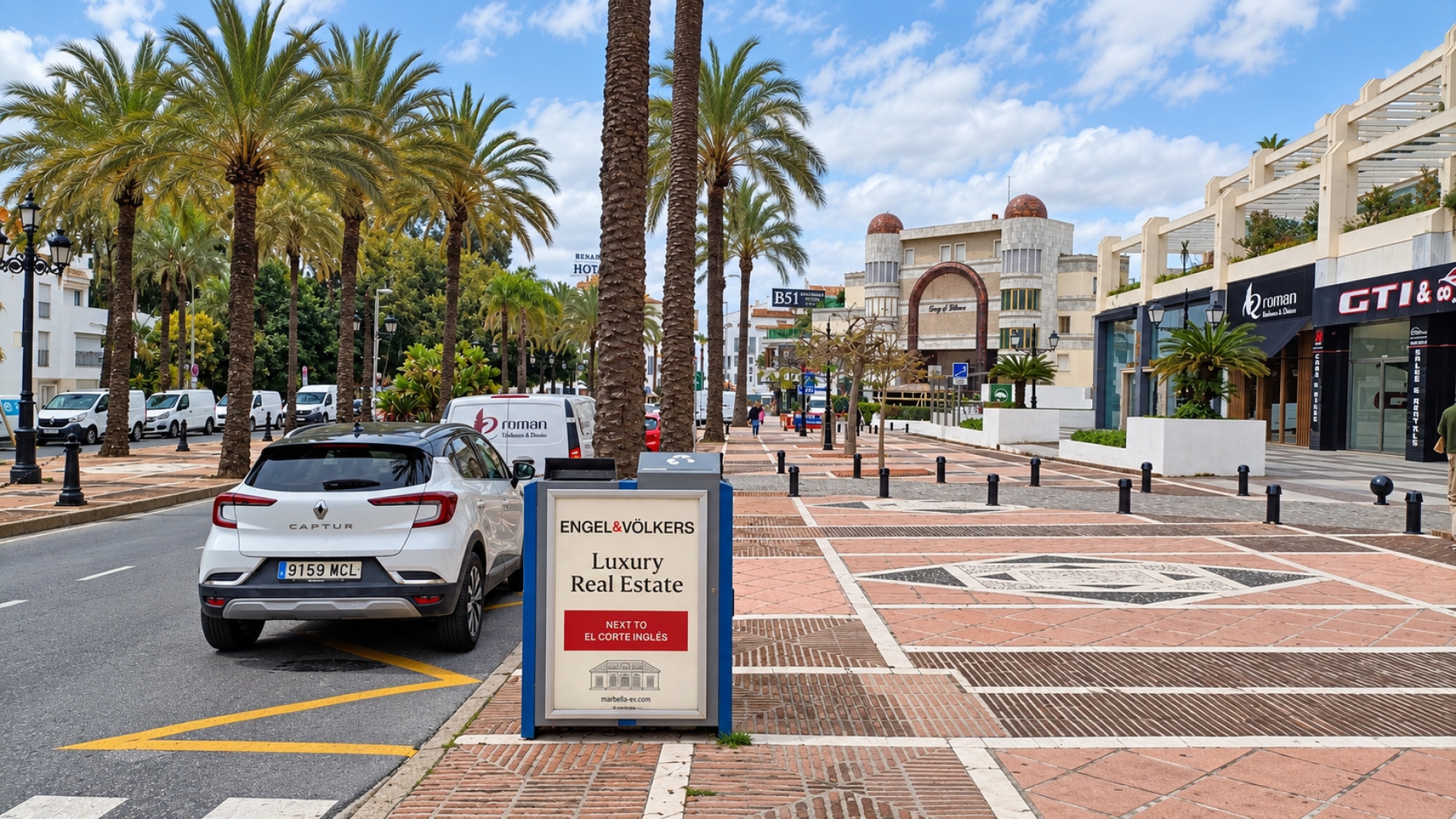 Mupi publicitario en Avenisa José Banús, Puerto Banús