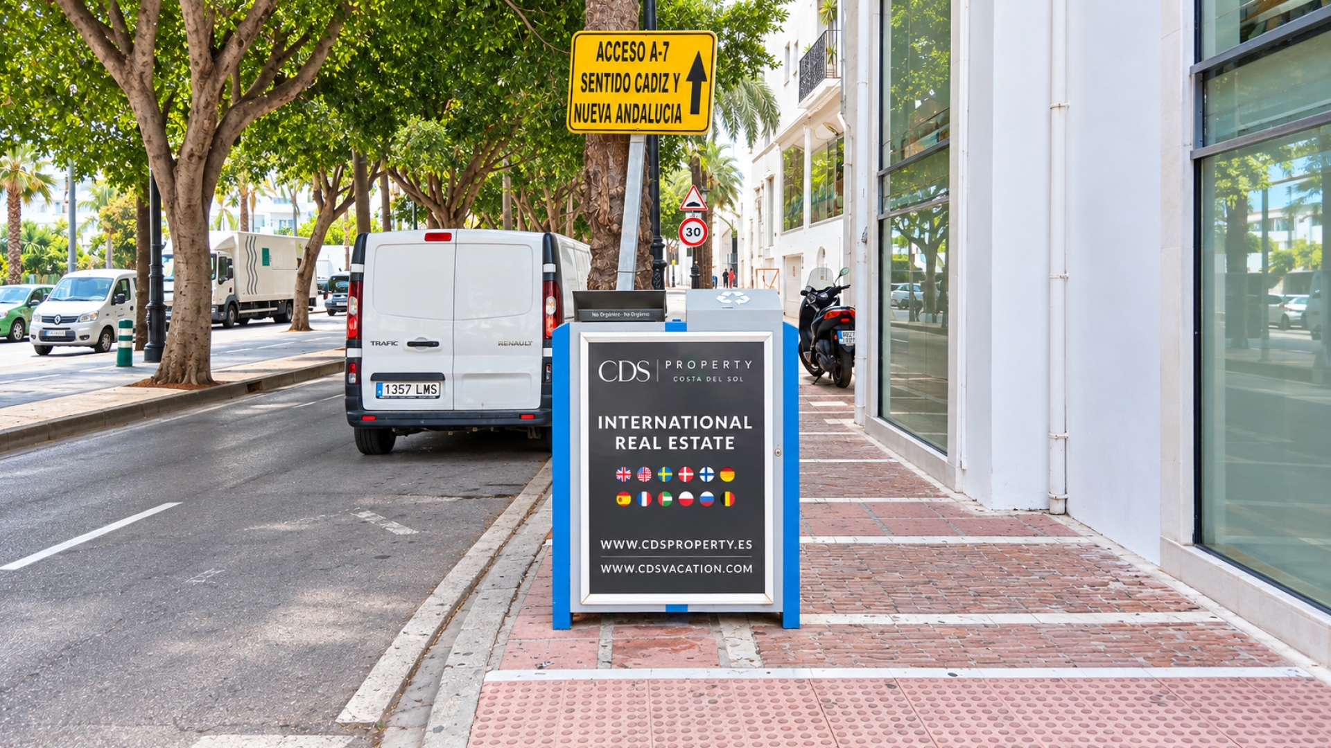 Mupi publicitario en Avenida Julio Iglesias, altura Bang & Olufsen, Puerto Banús