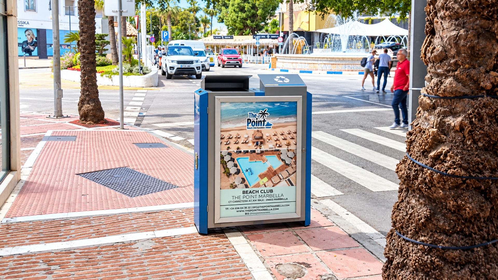 Mupi publicitario en Avenida Julio Iglesias, altura Bang & Olufsen, Puerto Banús