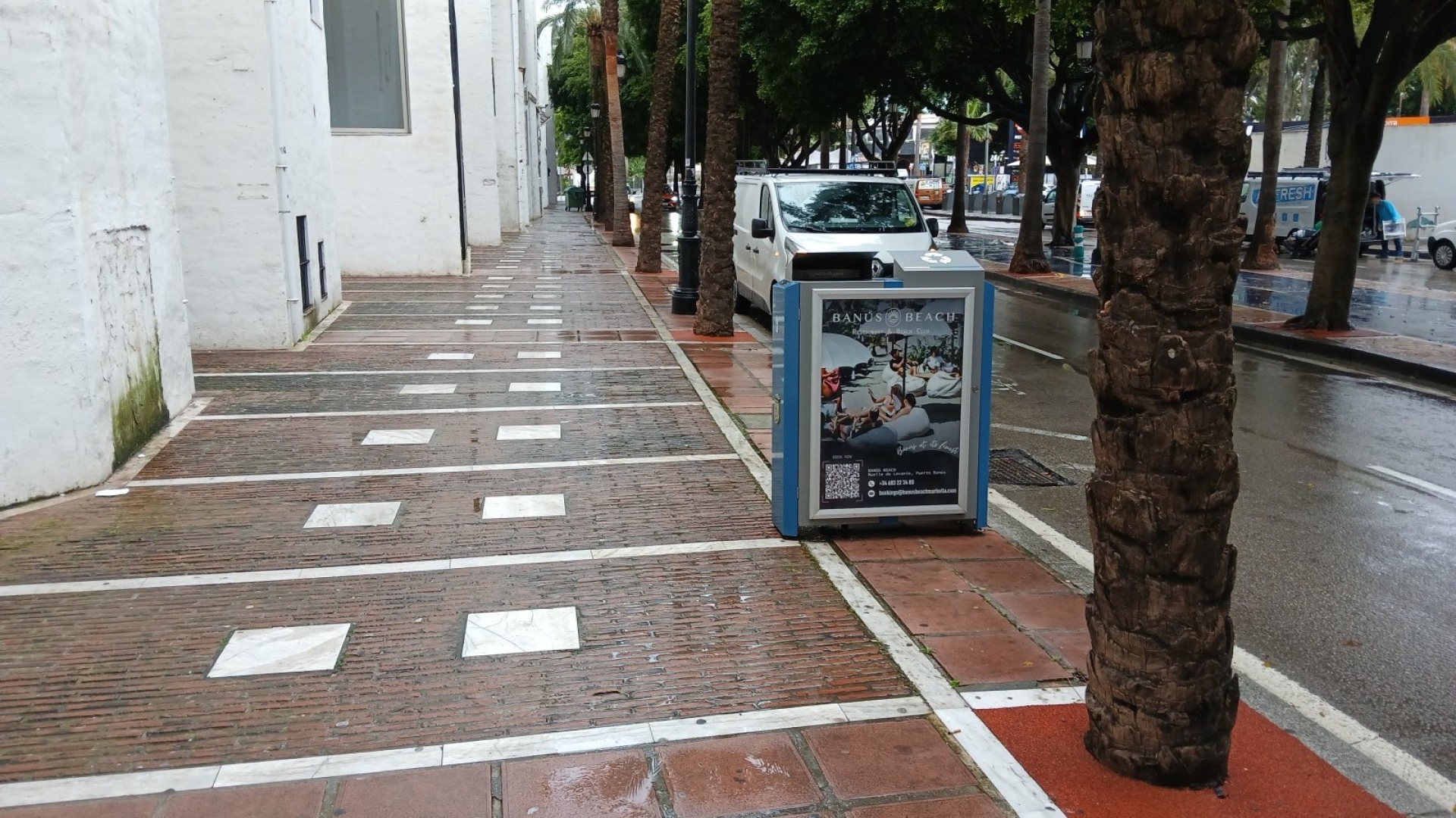 Mupi publicitario en Avenida Julio Iglesias, Puerto Banús