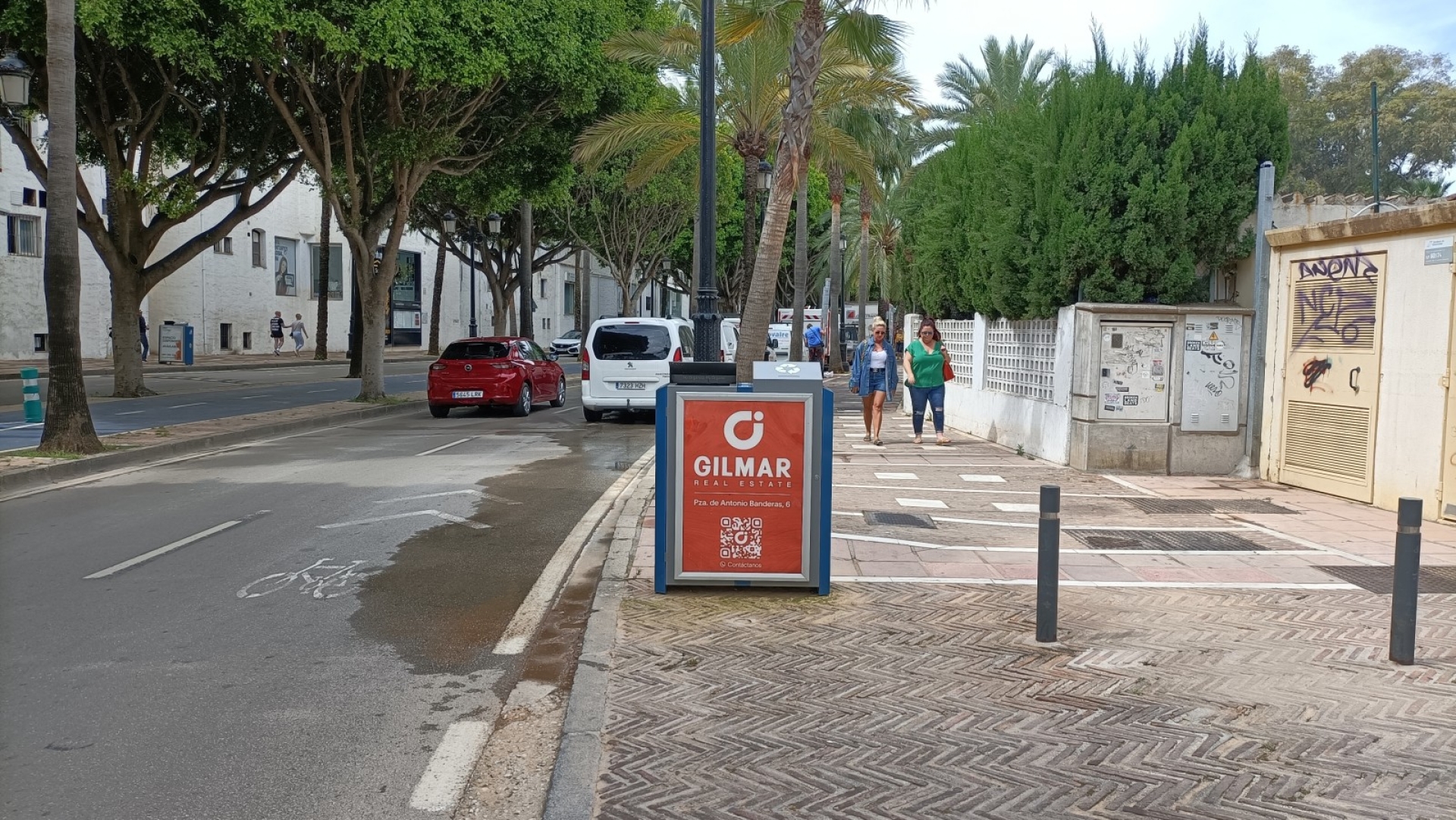 Mupi publicitario en Avenida Julio Iglesias, Puerto Banús
