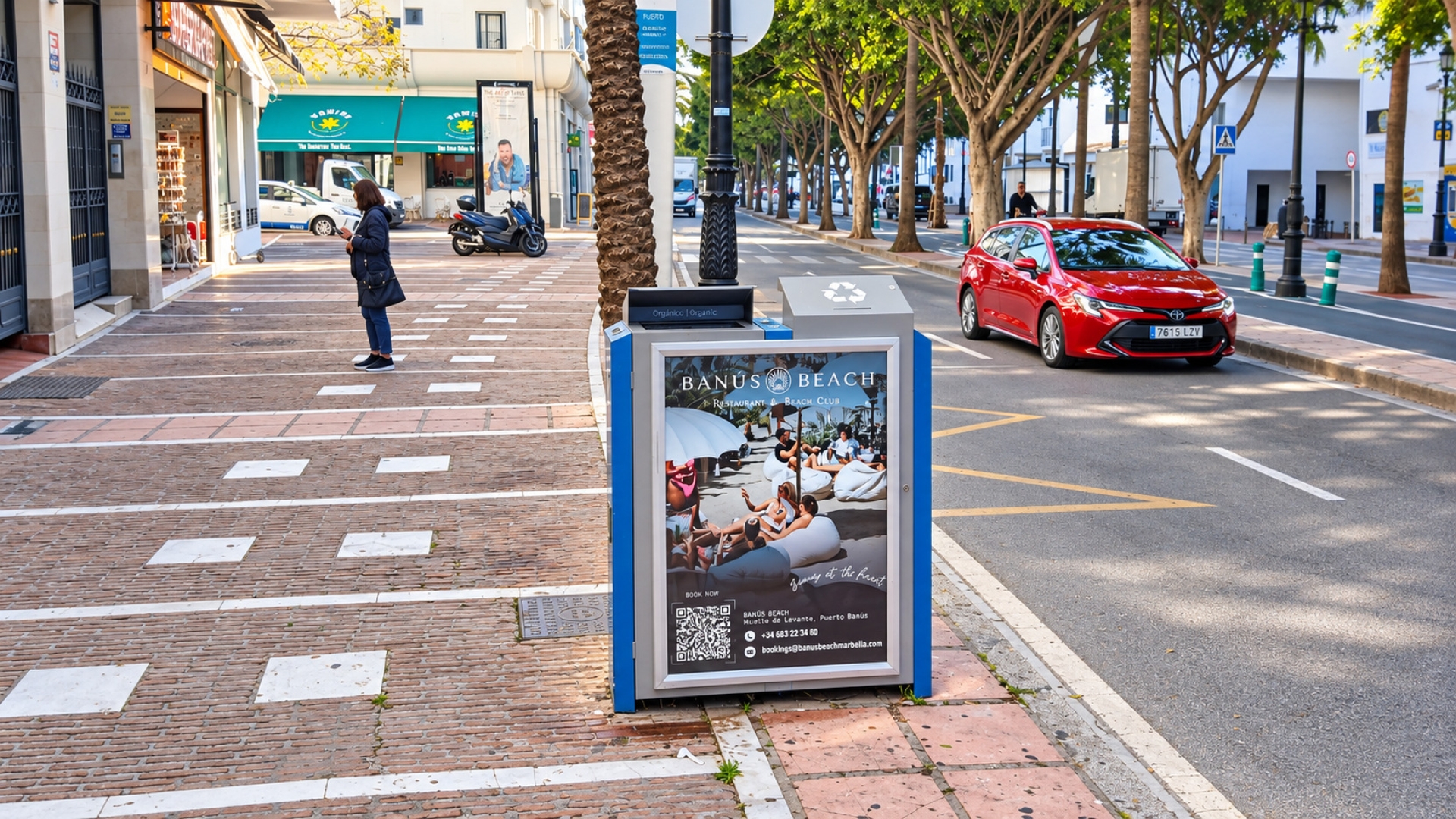 Mupi publicitario en Avenida Julio Iglesias, Puerto Banús