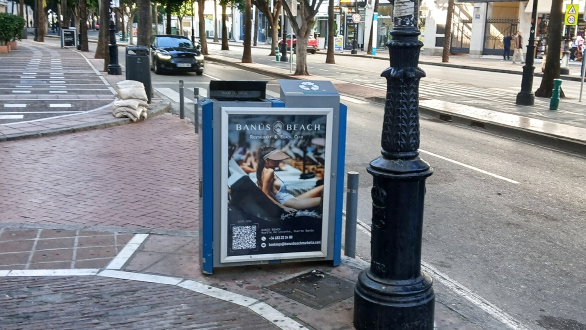 Mupi publicitario en Avenida Julio Iglesias, Puerto Banús