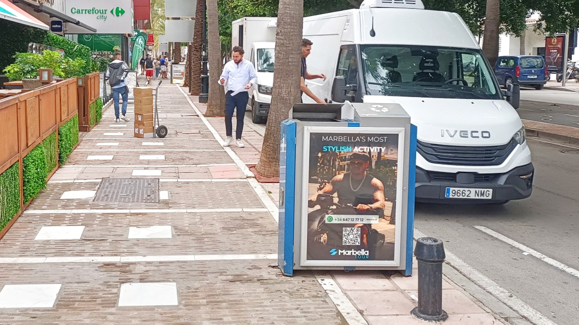 Mupi publicitario en Avenida Julio Iglesias, Puerto Banús