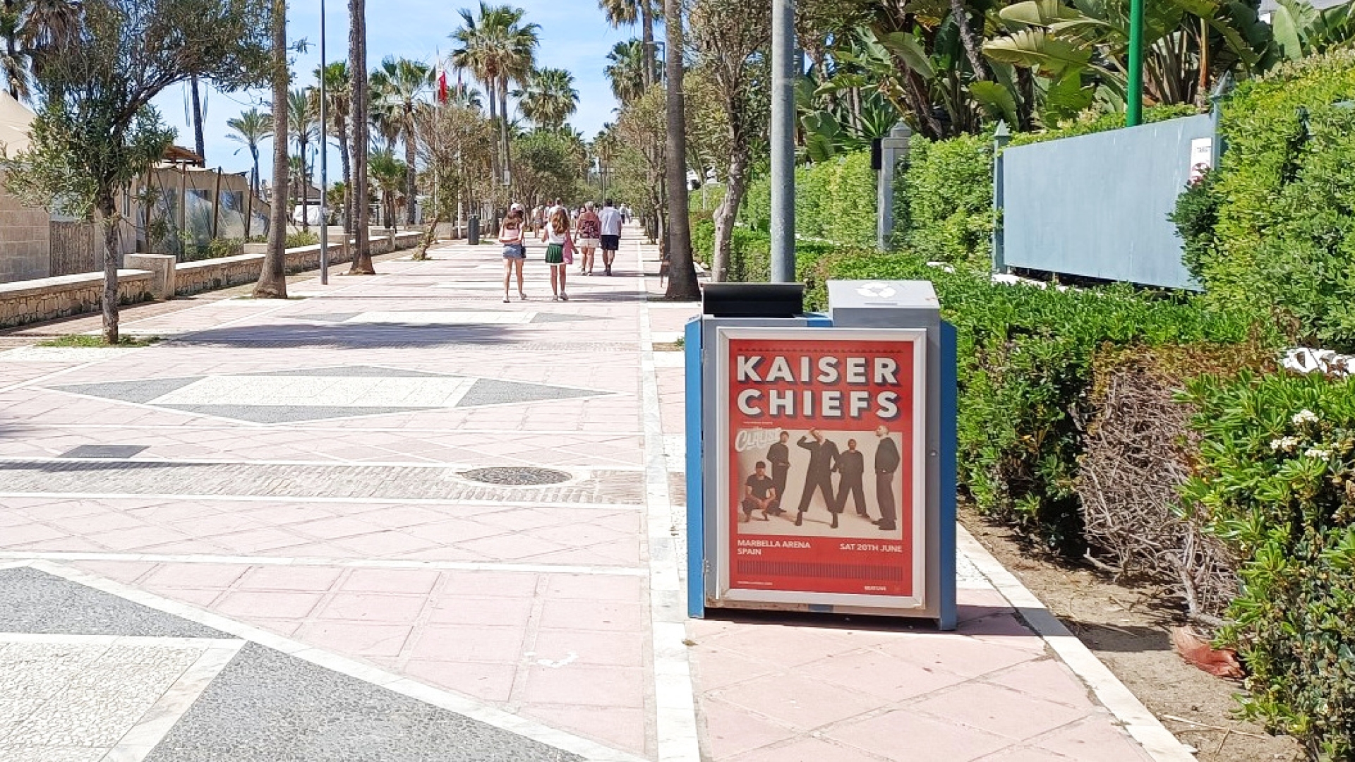 Mupi publicitario en Paseo Marítimo, Río Verde, Milla de Oro