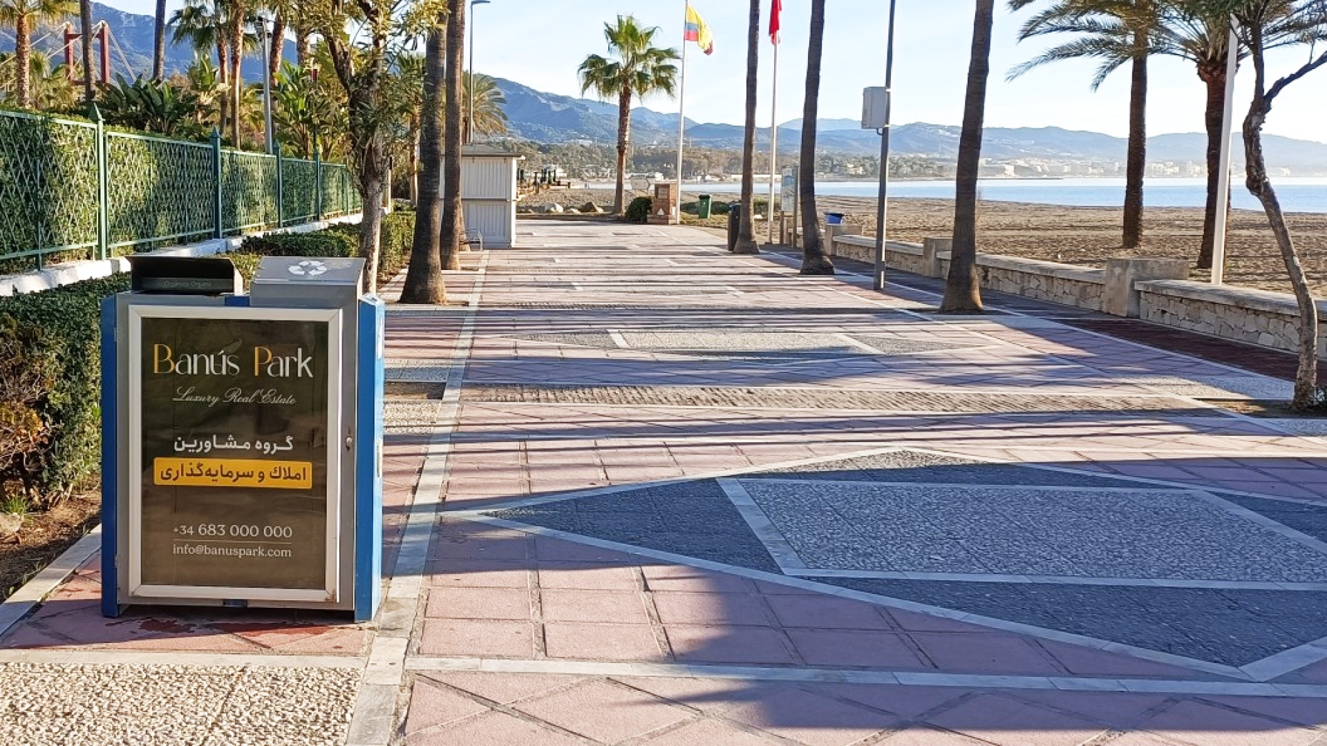 Mupi publicitario en Paseo Marítimo, Río Verde, Milla de Oro