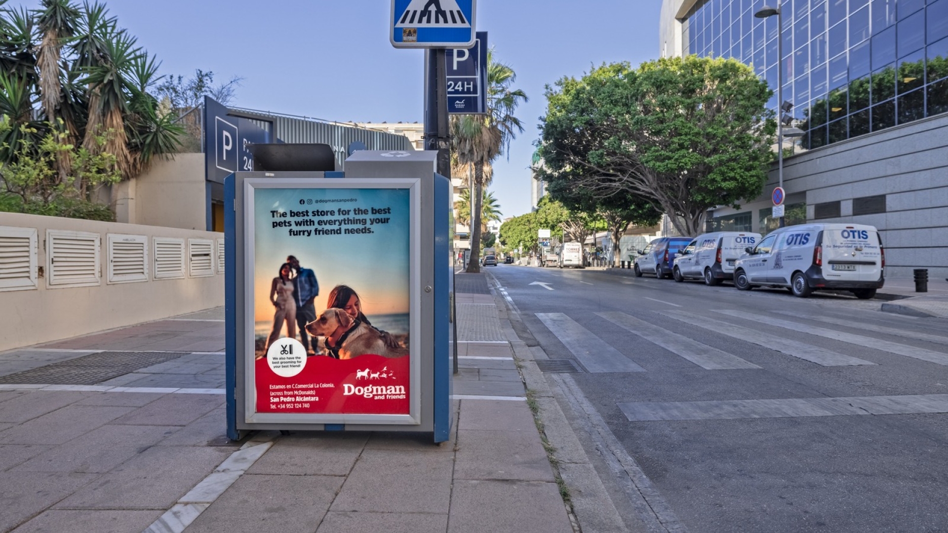 Mupi publicitario en Calle Ramón Areces, Puerto Banús
