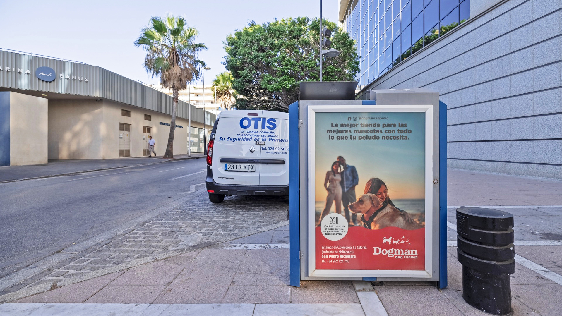 Mupi publicitario en Calle Ramón Areces, Puerto Banús