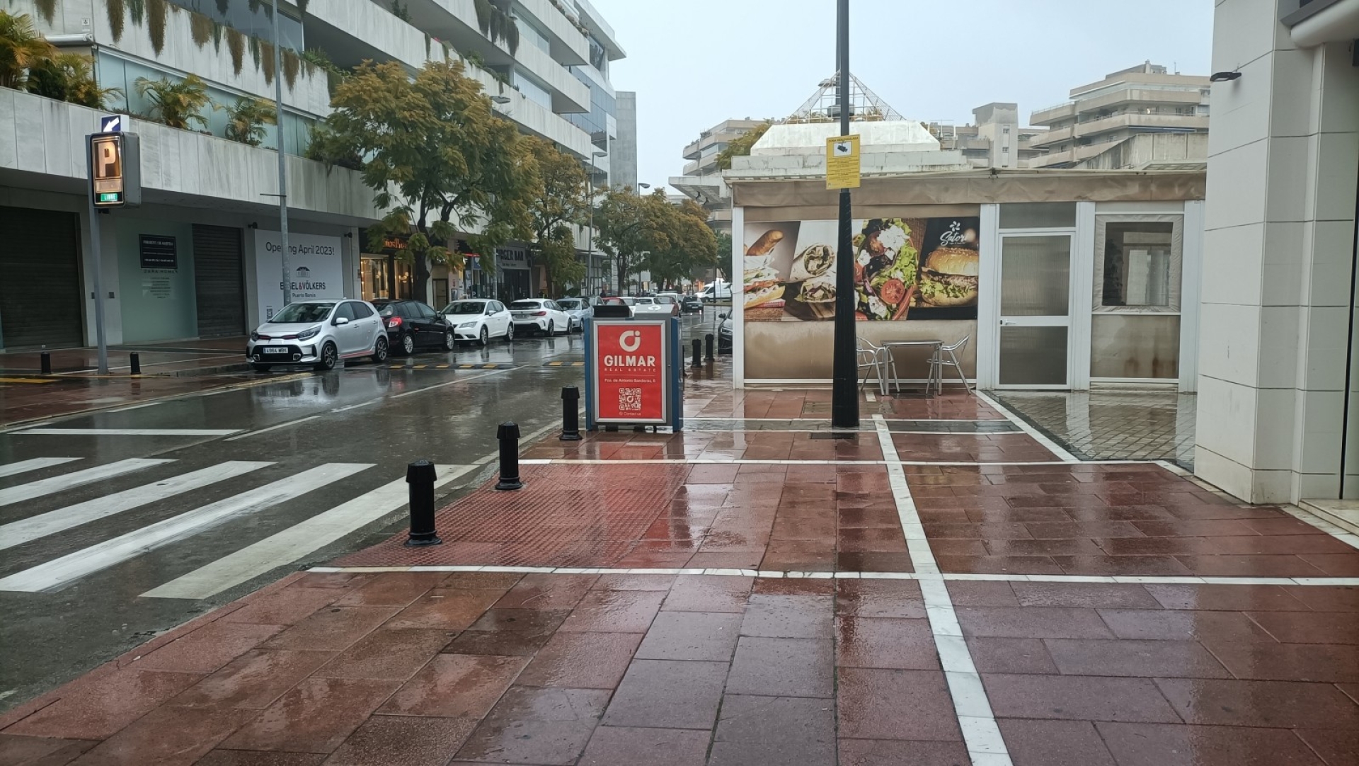 Mupi publicitario en Avenida Rotary Internacional, Calle Jesús Puente, Puerto Banús