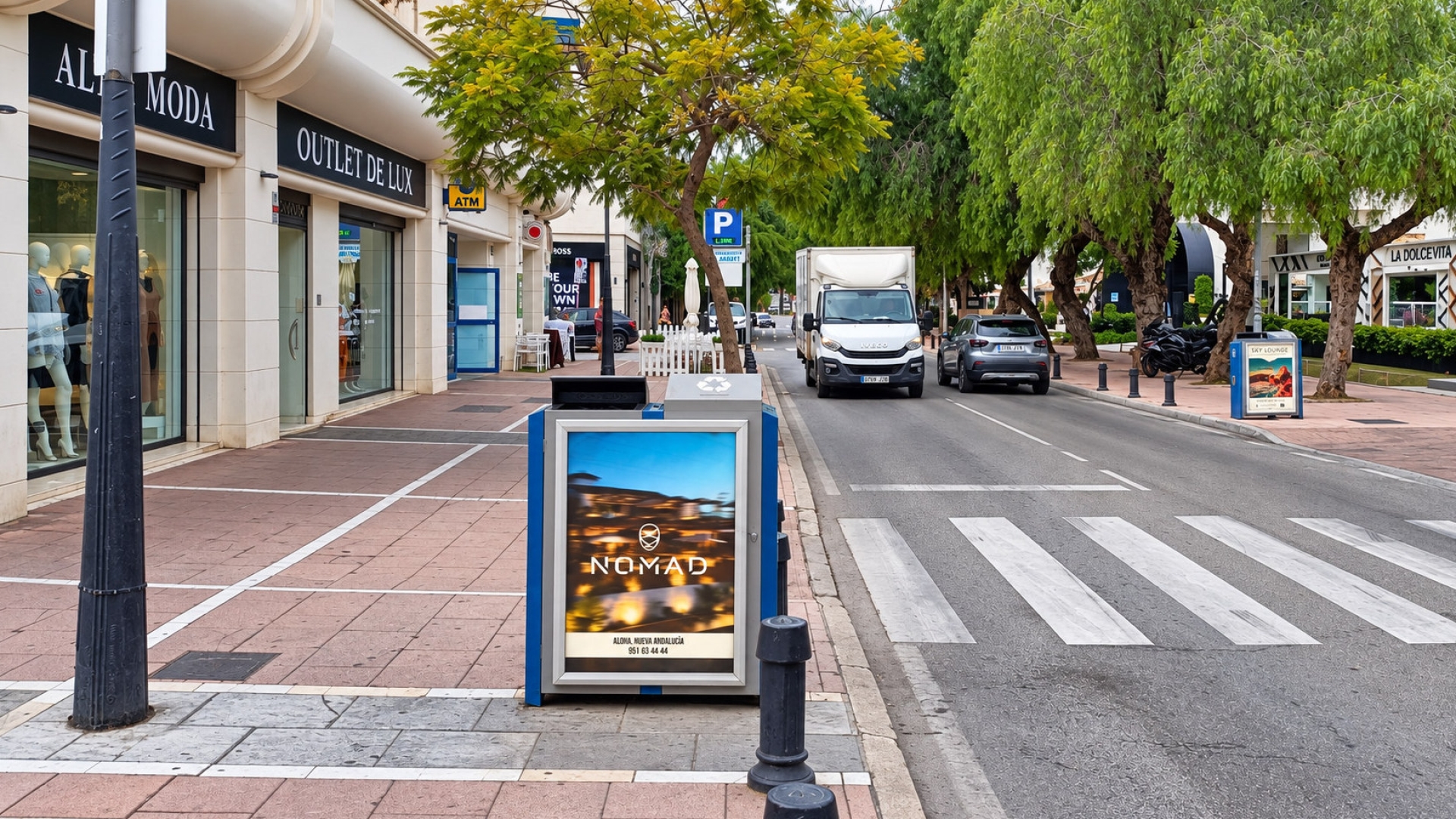 Mupi publicitario en Avenida Rotary Internacional, Calle Jesús Puente, Puerto Banús