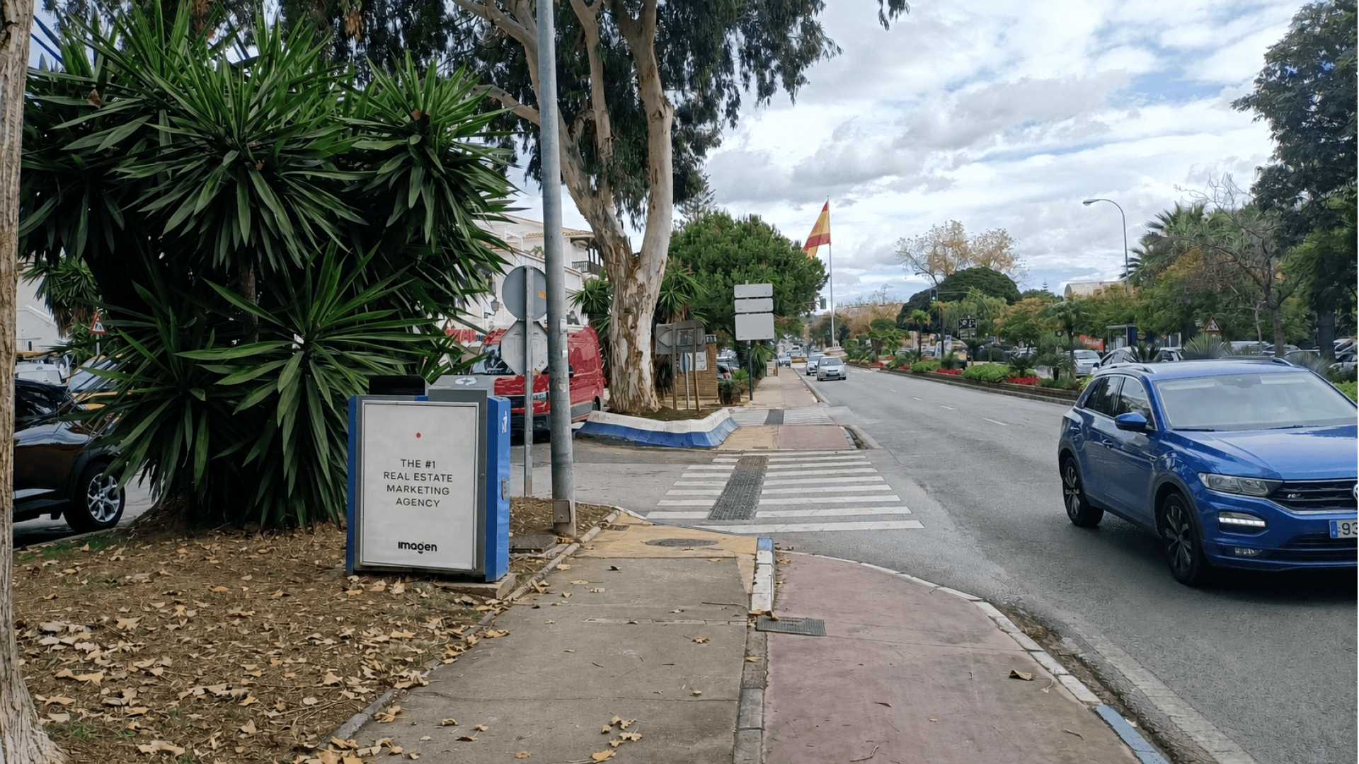 Mupi publicitario en Avenida Bulevar Principe Alfonso de Hohenlohe, Milla de Oro