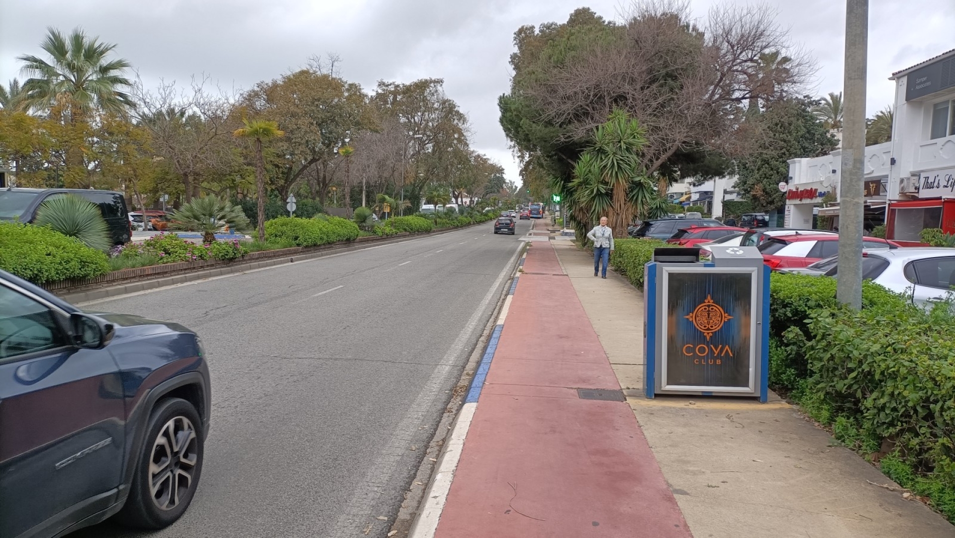 Mupi publicitario en Avenida Bulevar Principe Alfonso de Hohenlohe, Milla de Oro