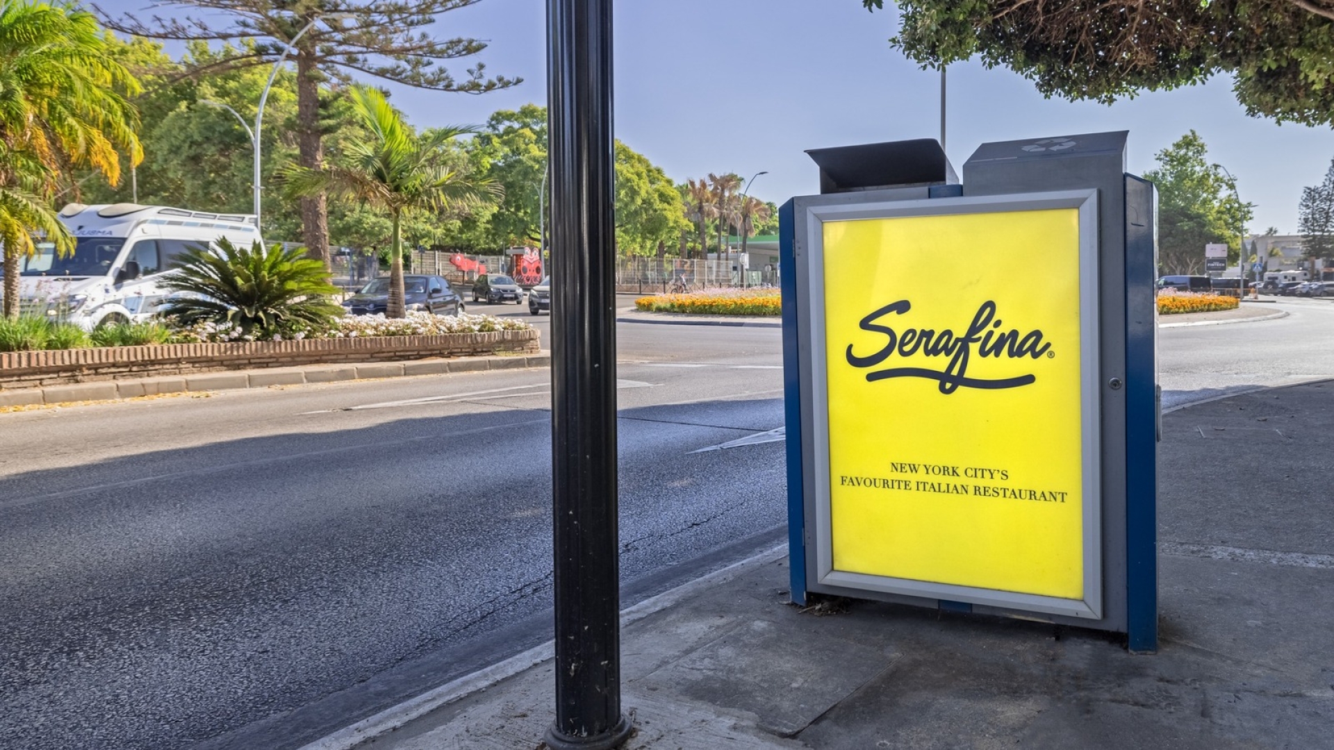 Mupi publicitario en Avenida Bulevar Principe Alfonso de Hohenlohe, Milla de Oro