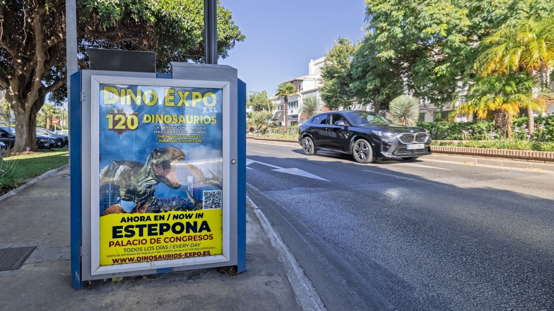Mupi publicitario en Avenida Bulevar Principe Alfonso de Hohenlohe, Milla de Oro