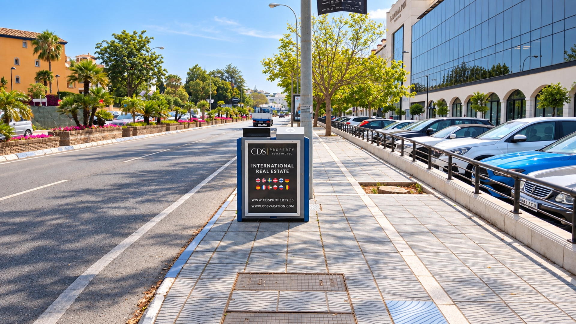 Mupi publicitario en Avenida Bulevar Principe Alfonso de Hohenlohe, Milla de Oro