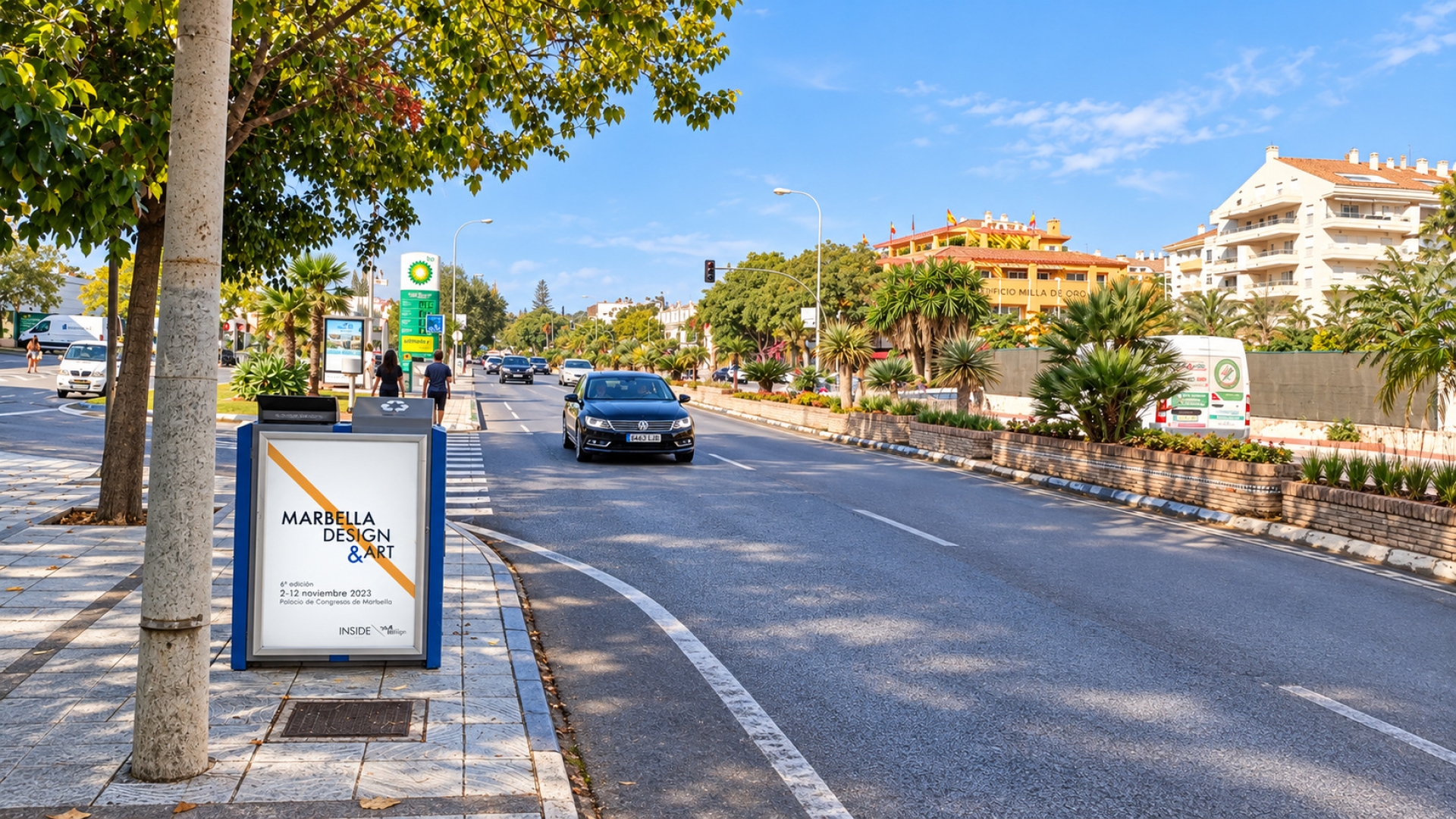 Mupi publicitario en Avenida Bulevar Principe Alfonso de Hohenlohe, Milla de Oro