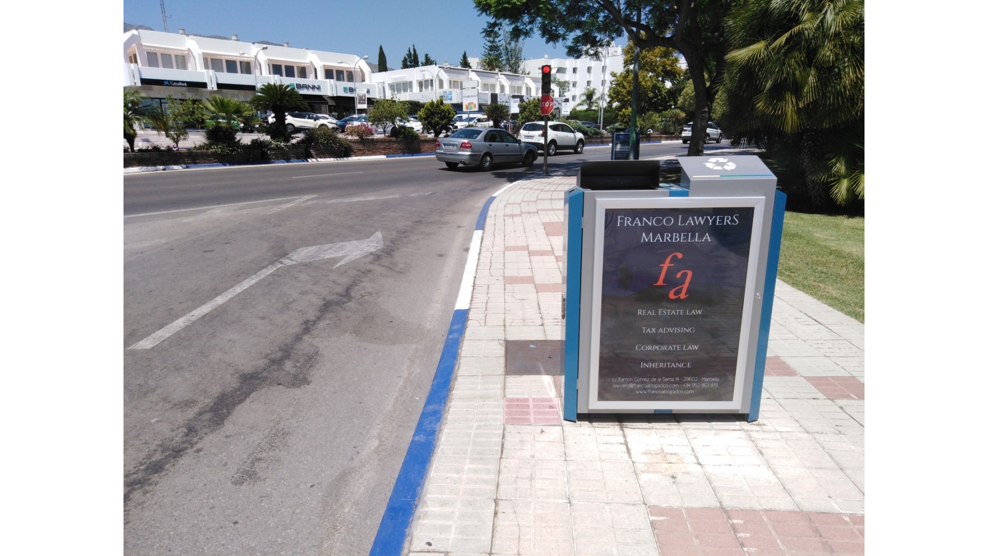 Mupi publicitario en Comunidad Alhambra del Mar, Milla de Oro