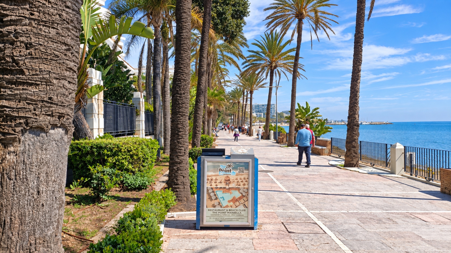 Mupi publicitario en Paseo Marítimo, Milla de Oro