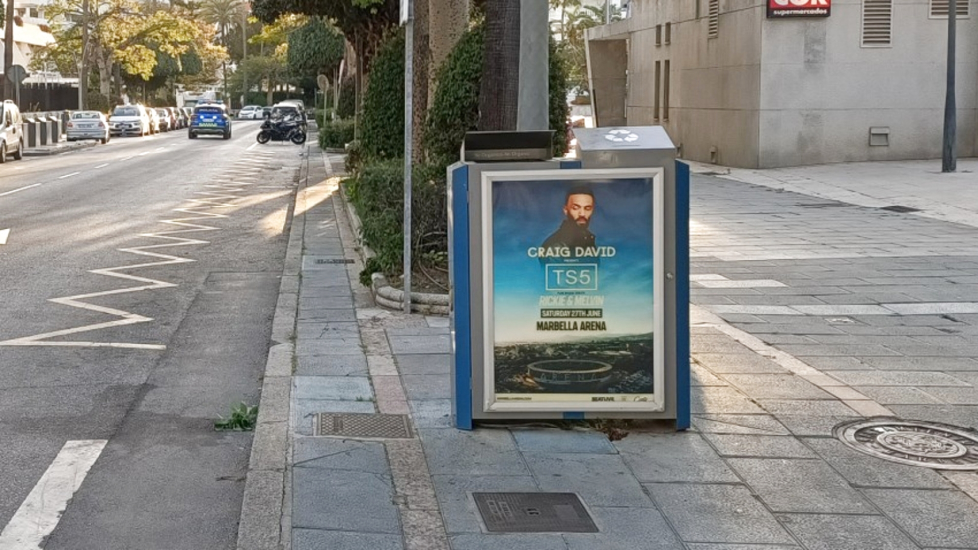 Mupi publicitario en Calle Camilo José Cela, Plaza del Mar, Paseo Marítimo