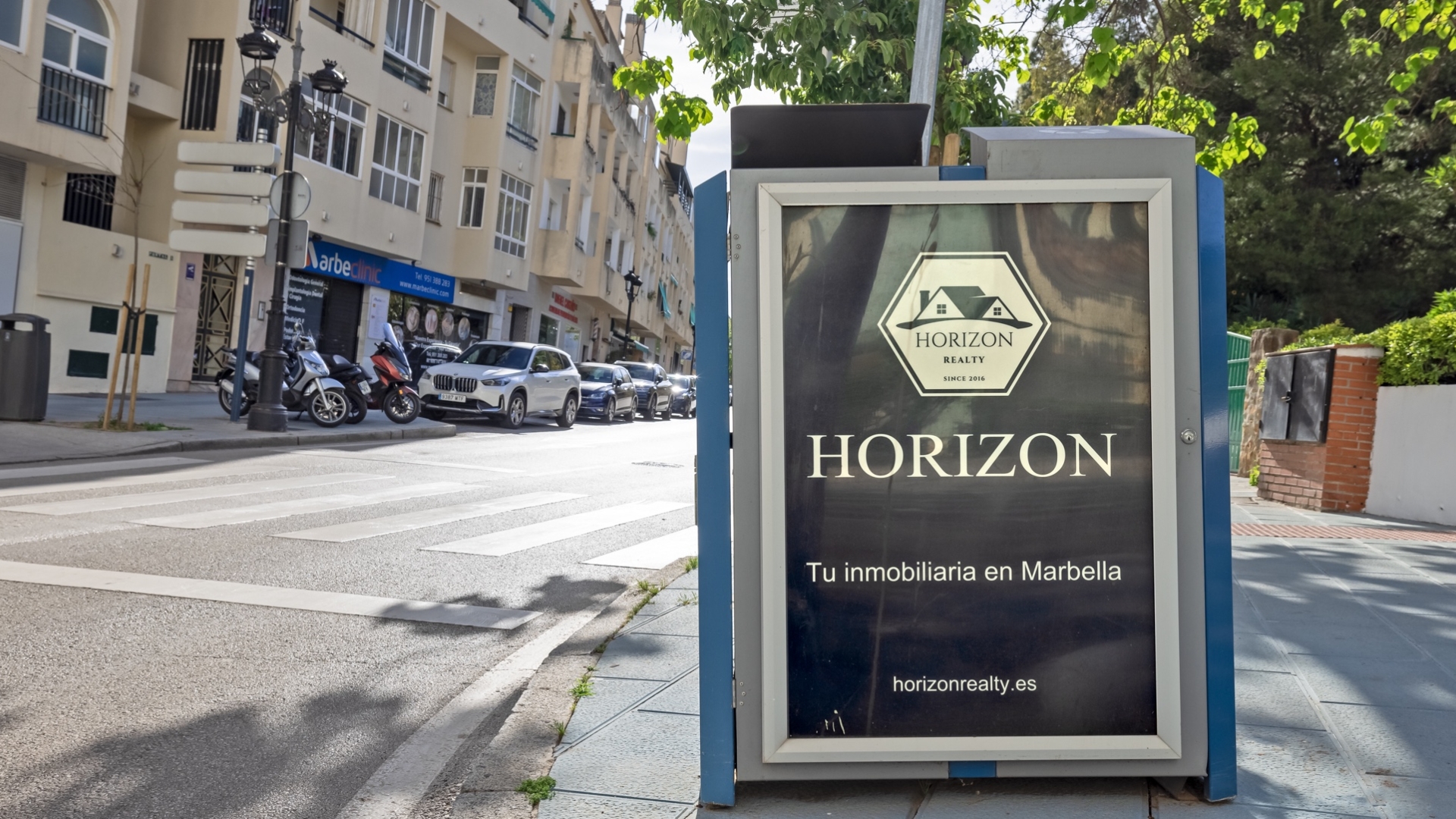 Mupi publicitario en Calle Calvario, Marbella