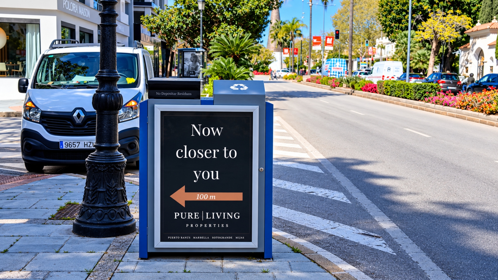 Mupi publicitario en Avenida Ricardo Soriano, Calle Estébanez Calderón, Paseo Marítimo