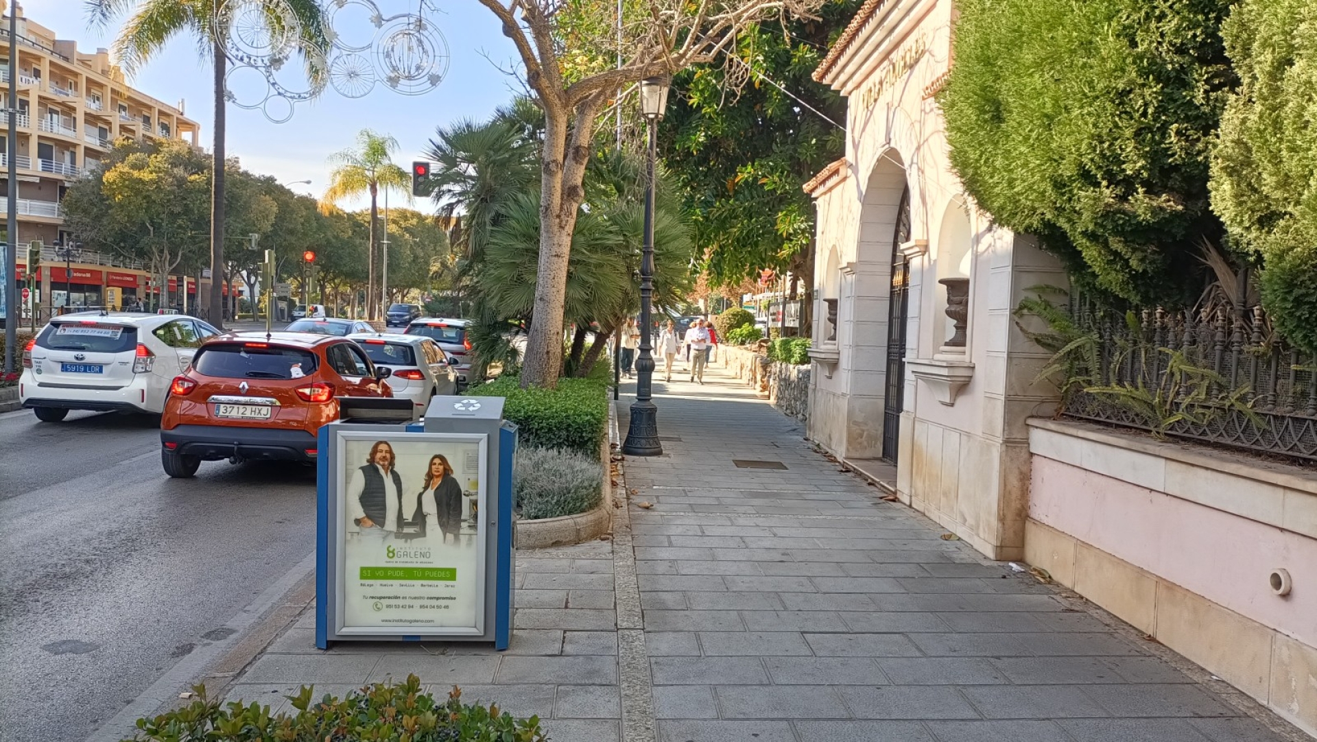 Mupi publicitario en Avenida Ricardo Soriano, Villa Ángeles