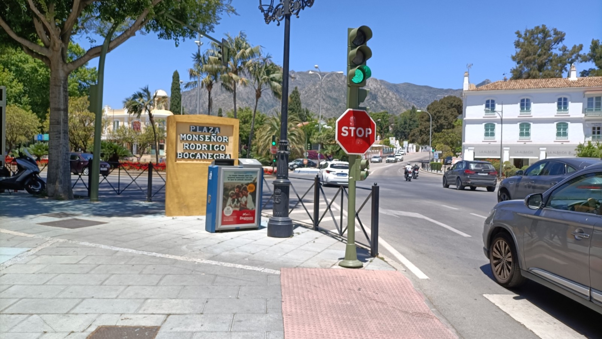 Mupi publicitario en Avenida Ricardo Soriano, Calle Arturo Rubinstein, Paseo Marítimo