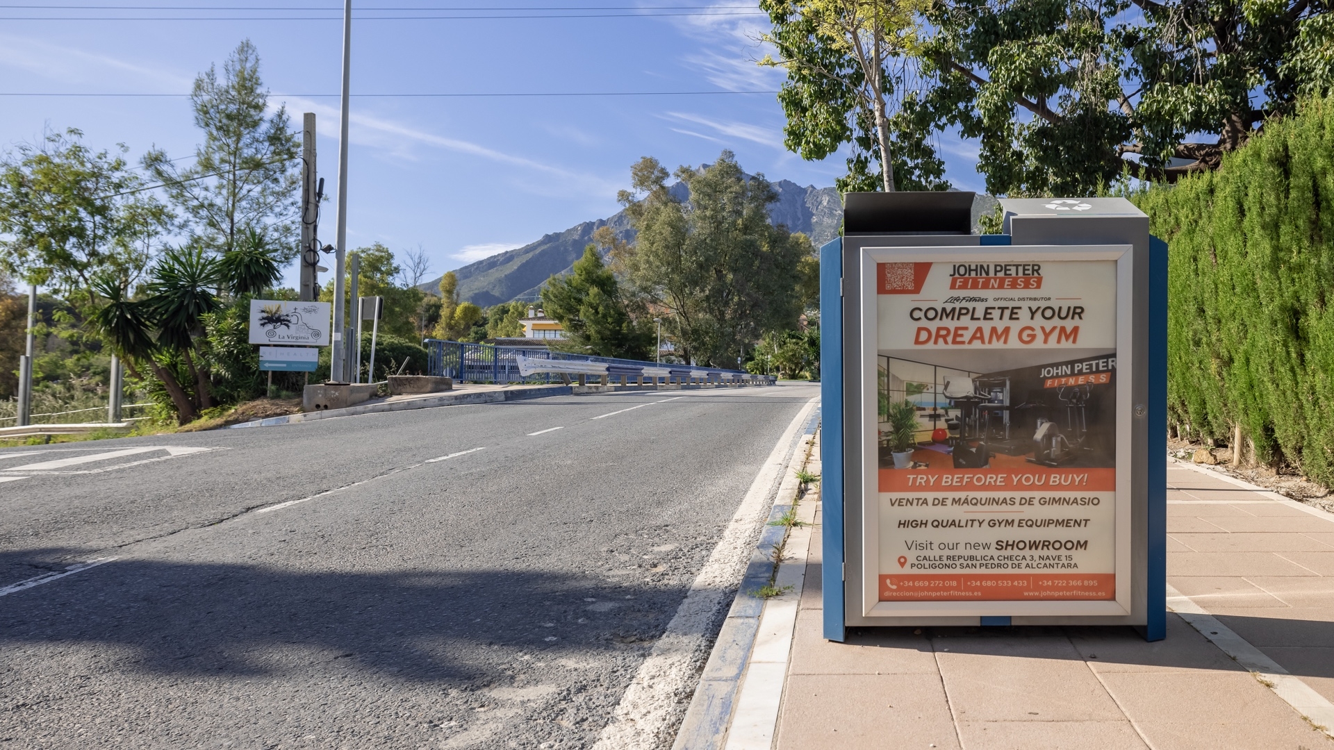 Mupi publicitario en Avda. don Jaime de Mora, San Pedro de Alcántara