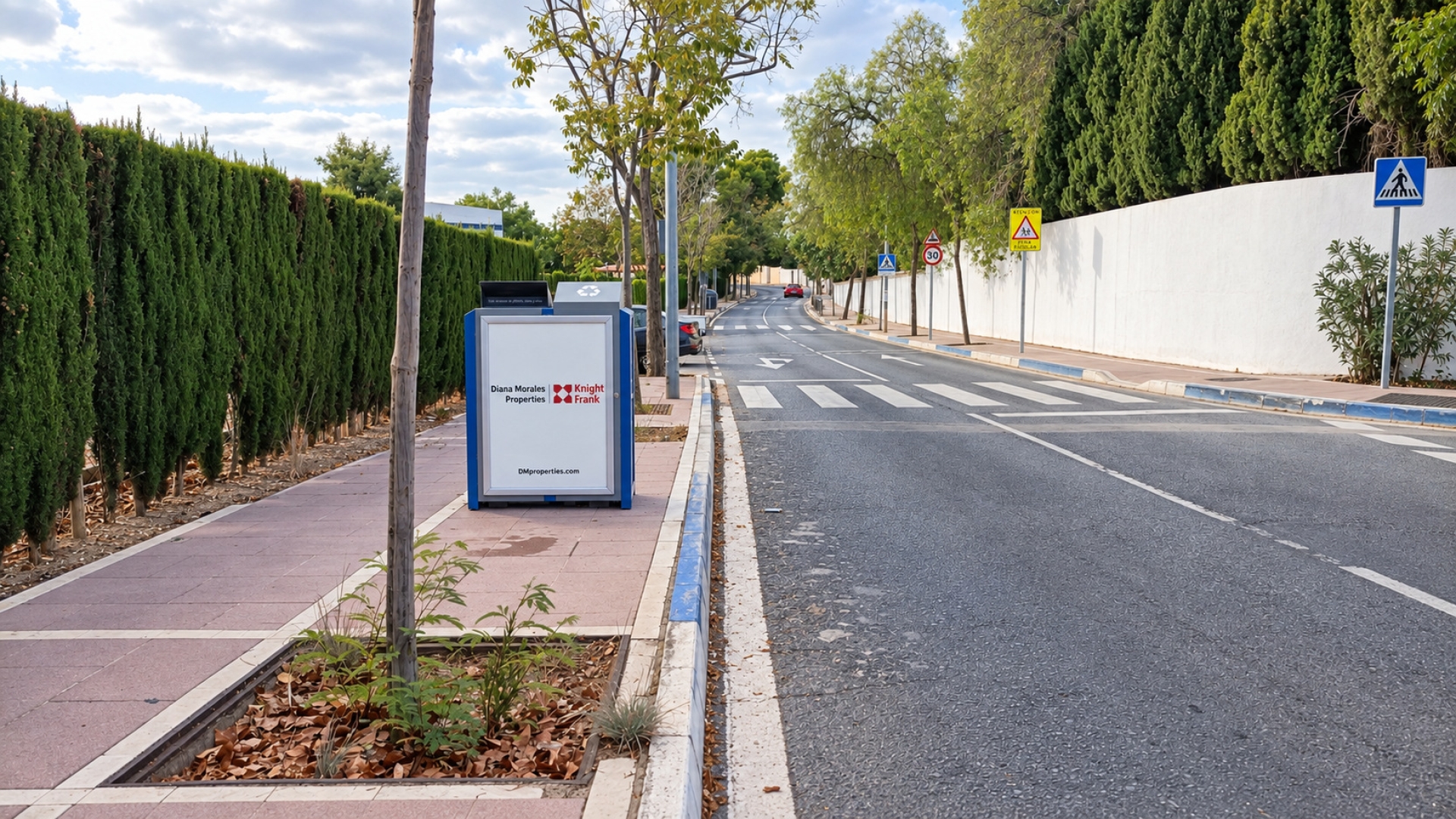 Mupi publicitario en Avda. don Jaime de Mora, San Pedro de Alcántara