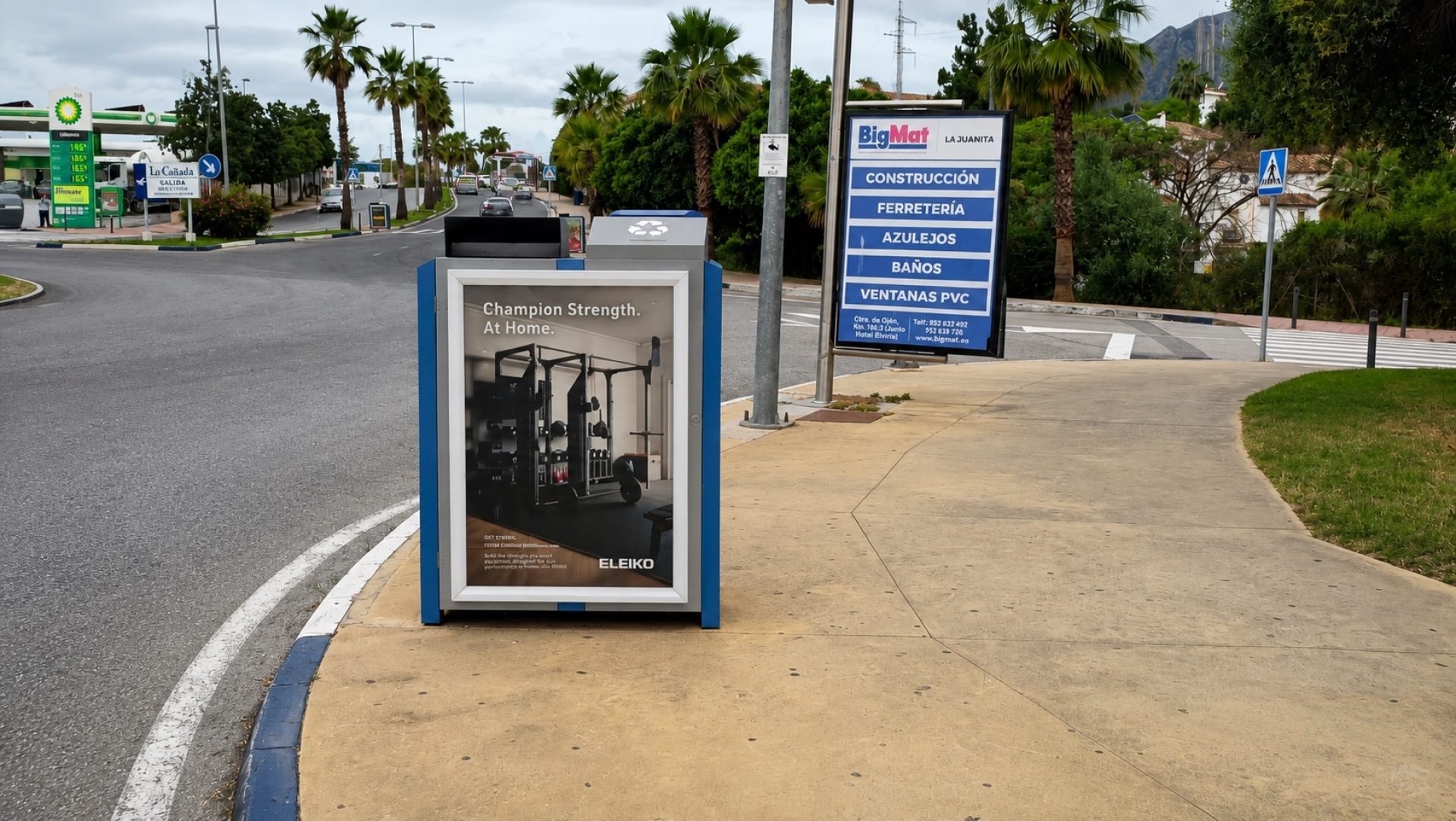 Mupi publicitario en Rotonda salida CC La Cañada, La Cañada