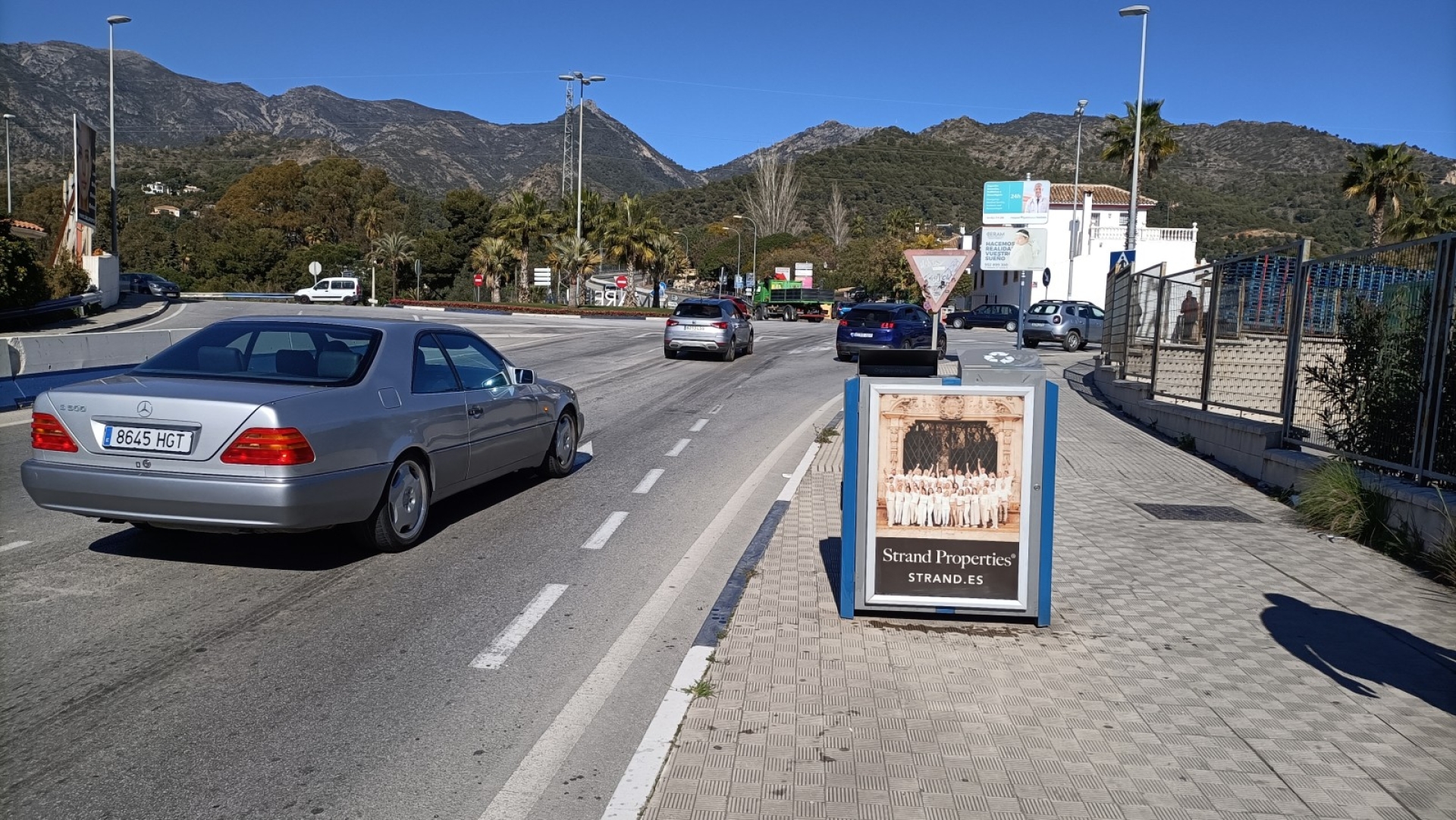 Mupi publicitario en Carretera A-355, La Cañada