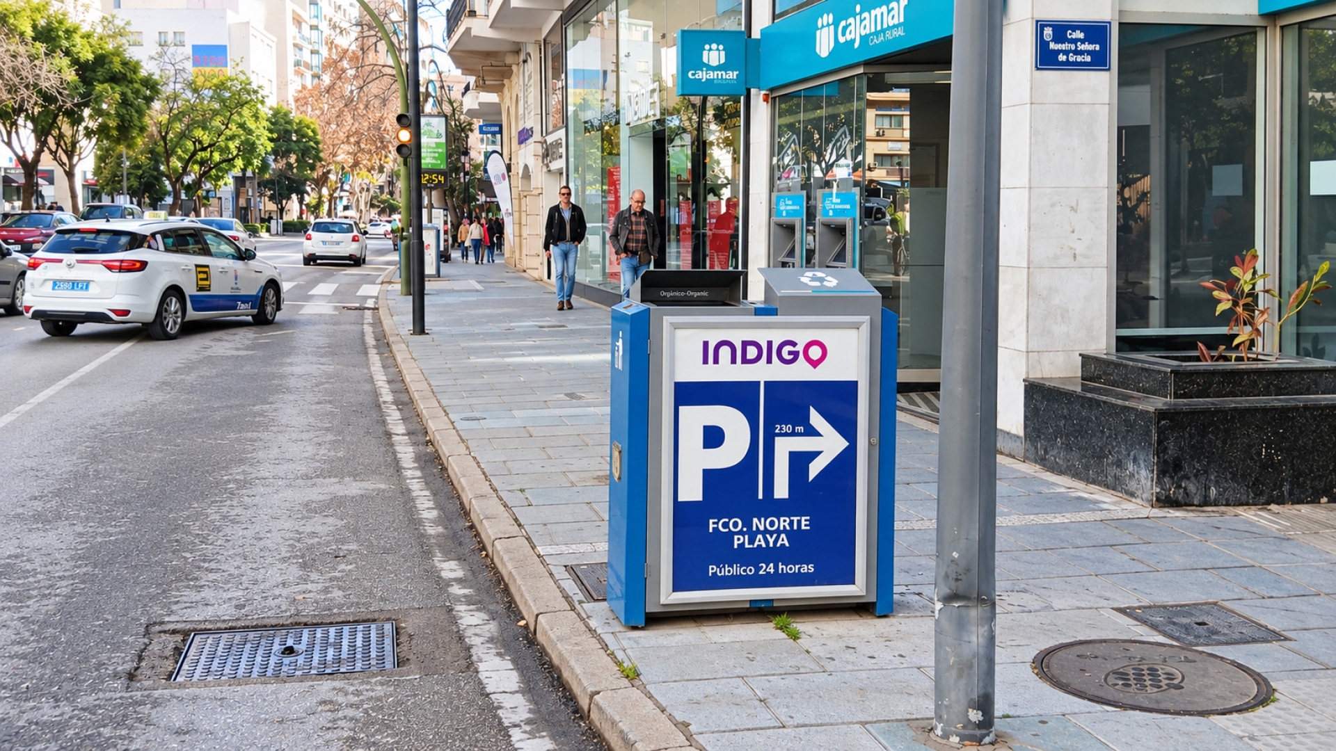 Mupi publicitario en Avenida Ricardo Soriano, Paseo Marítimo