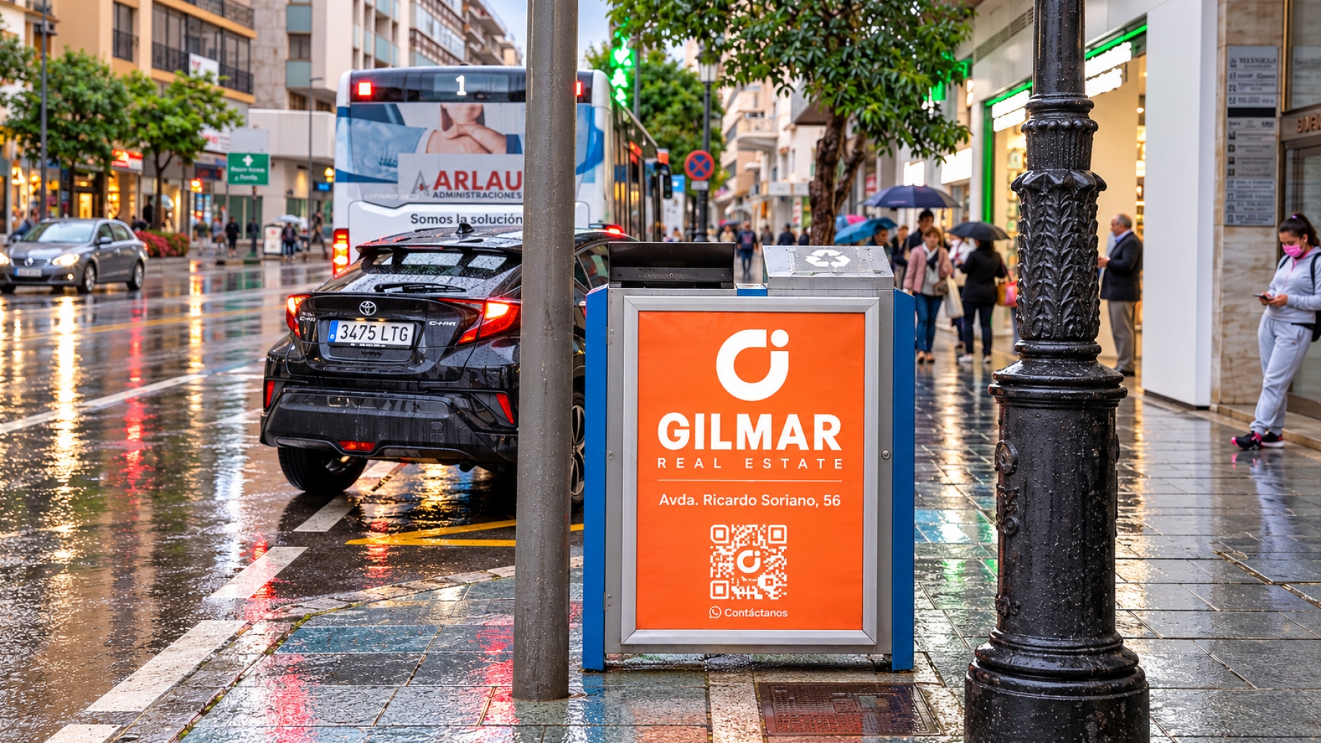 Mupi publicitario en Avenida Ricardo Soriano, 2