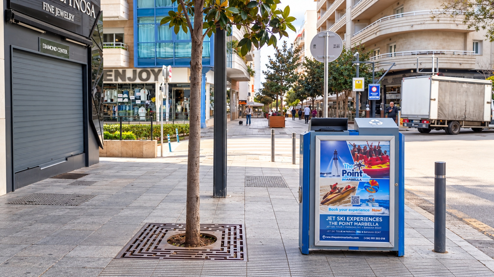 Mupi publicitario en Avenida Miguel Cano, Padre Enrique Cantos, Marbella