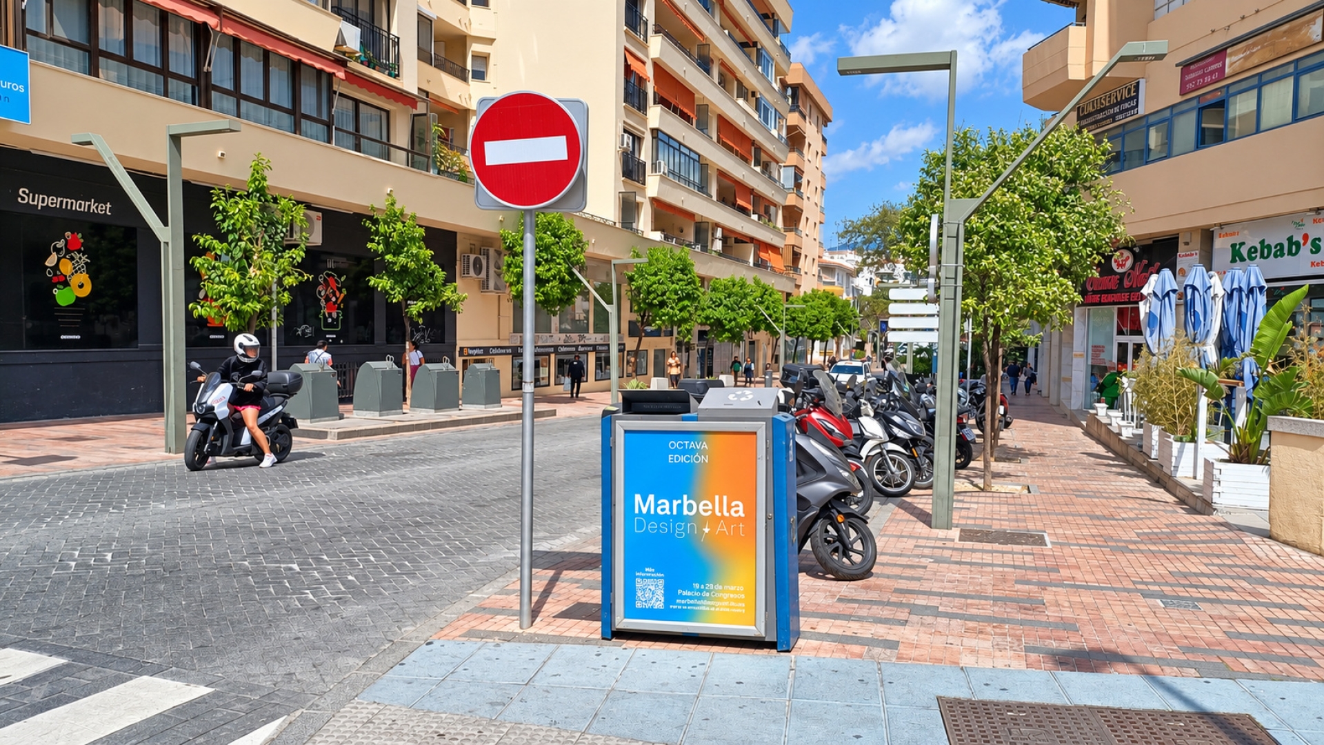 Mupi publicitario en Avenida Ramón y Cajal, Paseo Marítimo