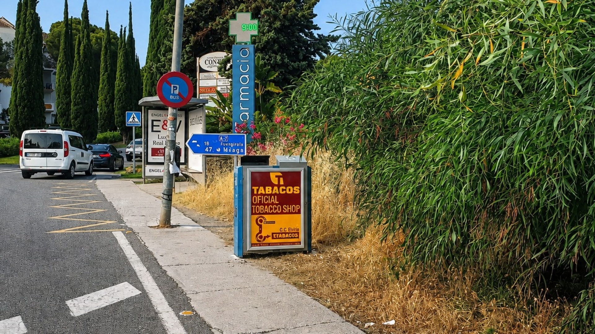 Mupi publicitario en Centro Comercial Contur, Marbella