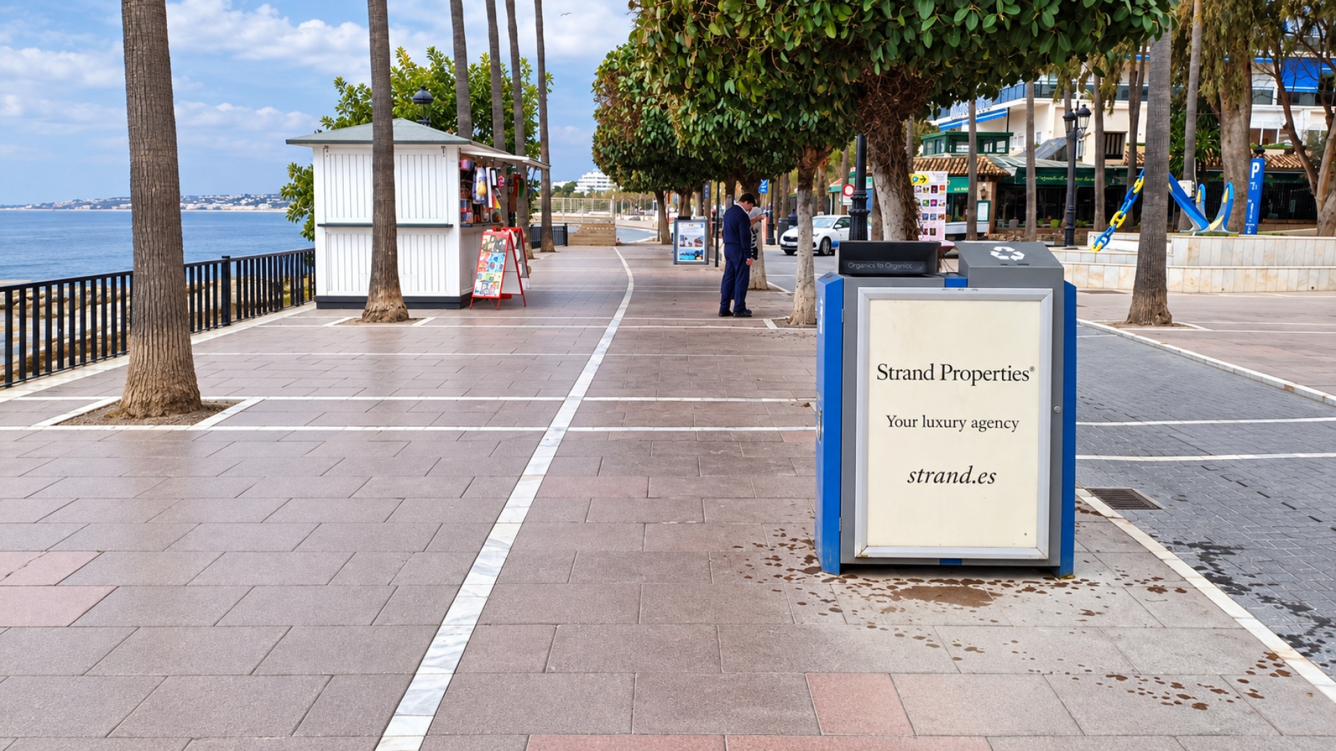 Mupi publicitario en Paseo Maritimo, Milla de Oro