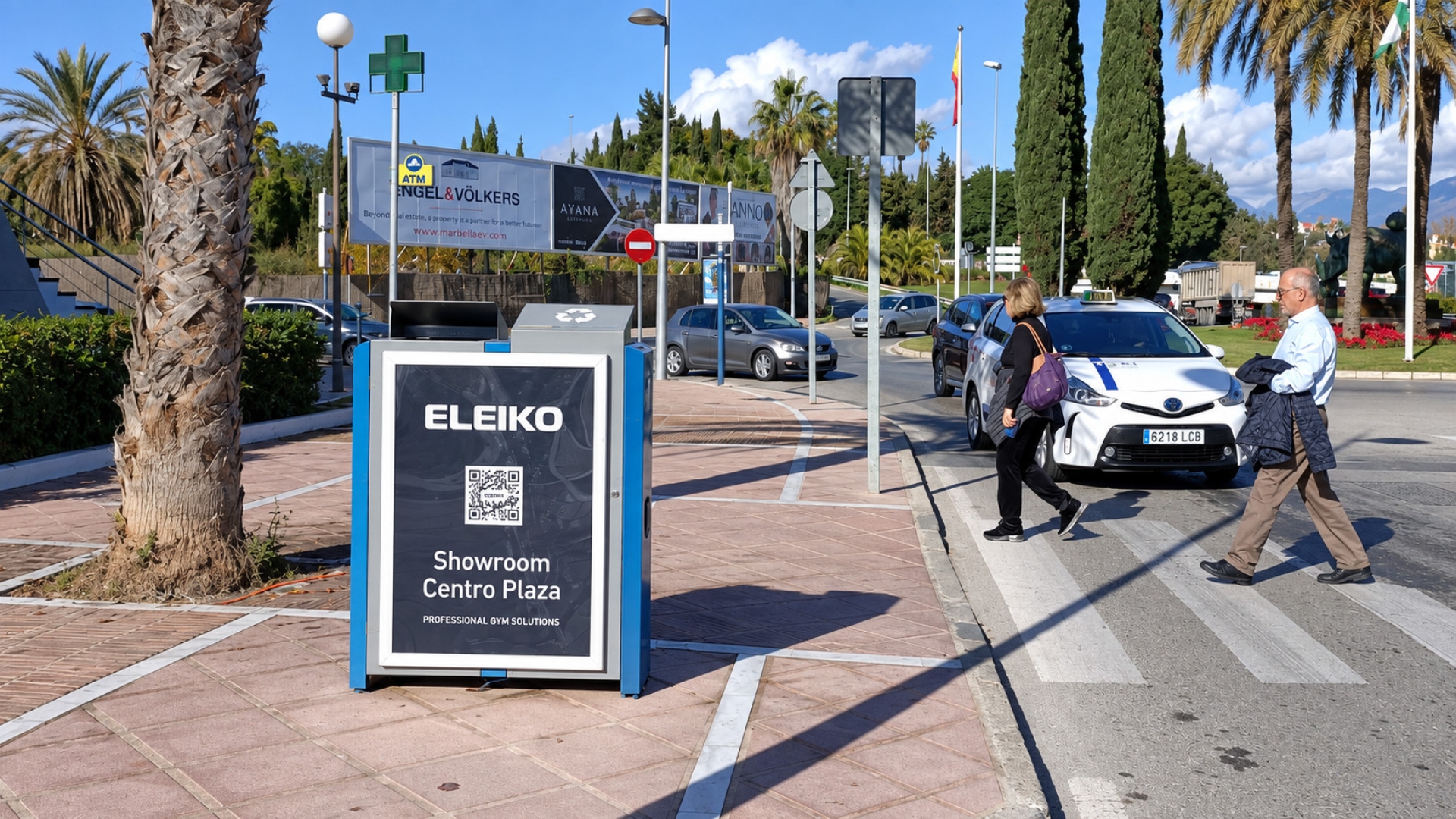 Mupi publicitario en Avenida de las Naciones Unidas, Puerto Banús