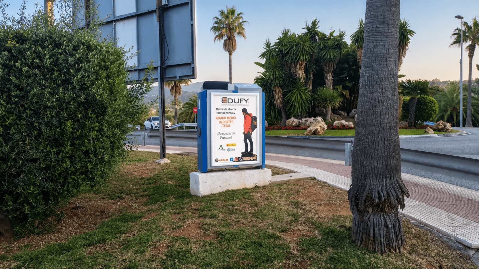 Mupi publicitario en Colegio Las Chapas, Las Chapas