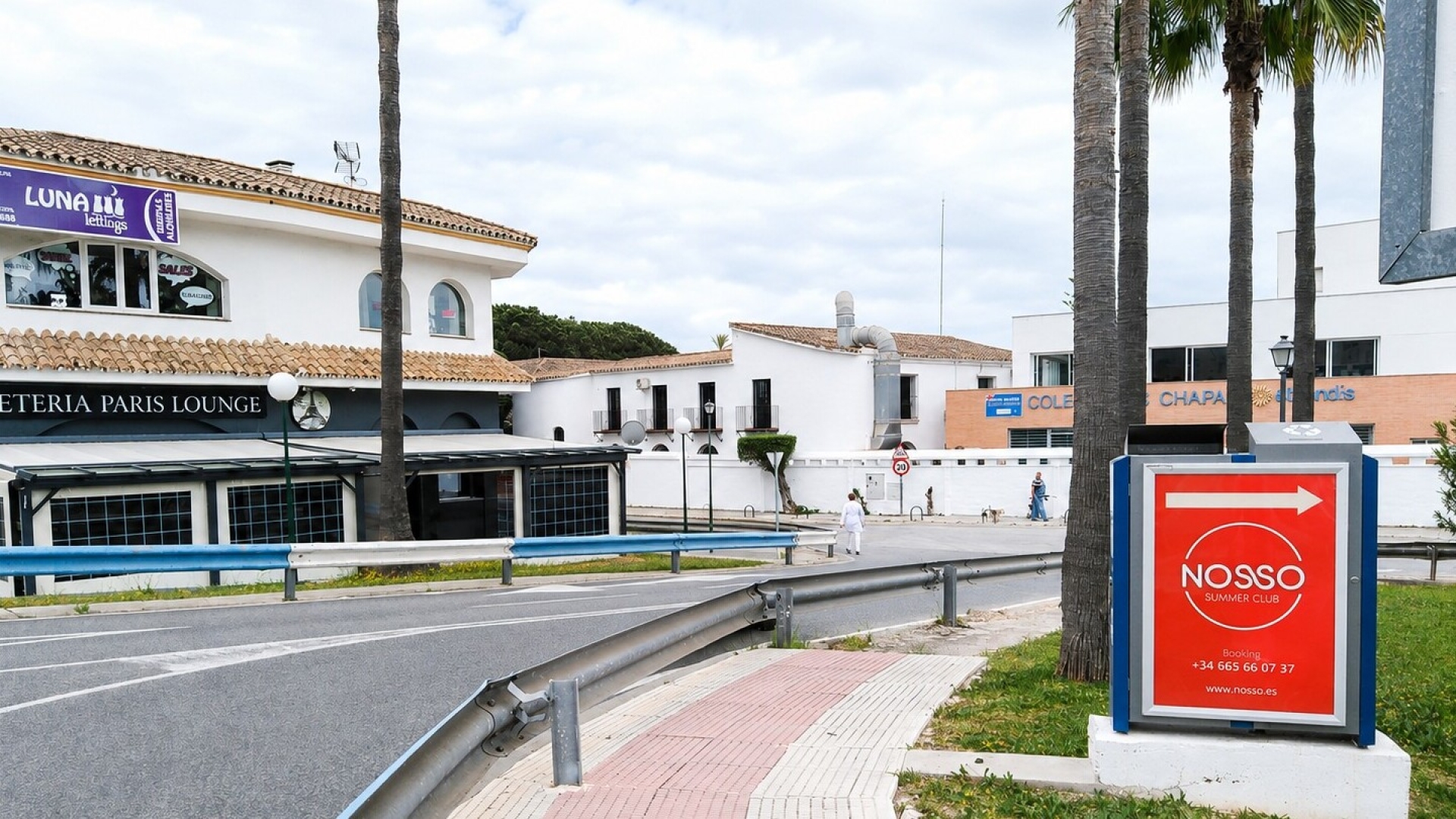 Mupi publicitario en Colegio Las Chapas, Las Chapas