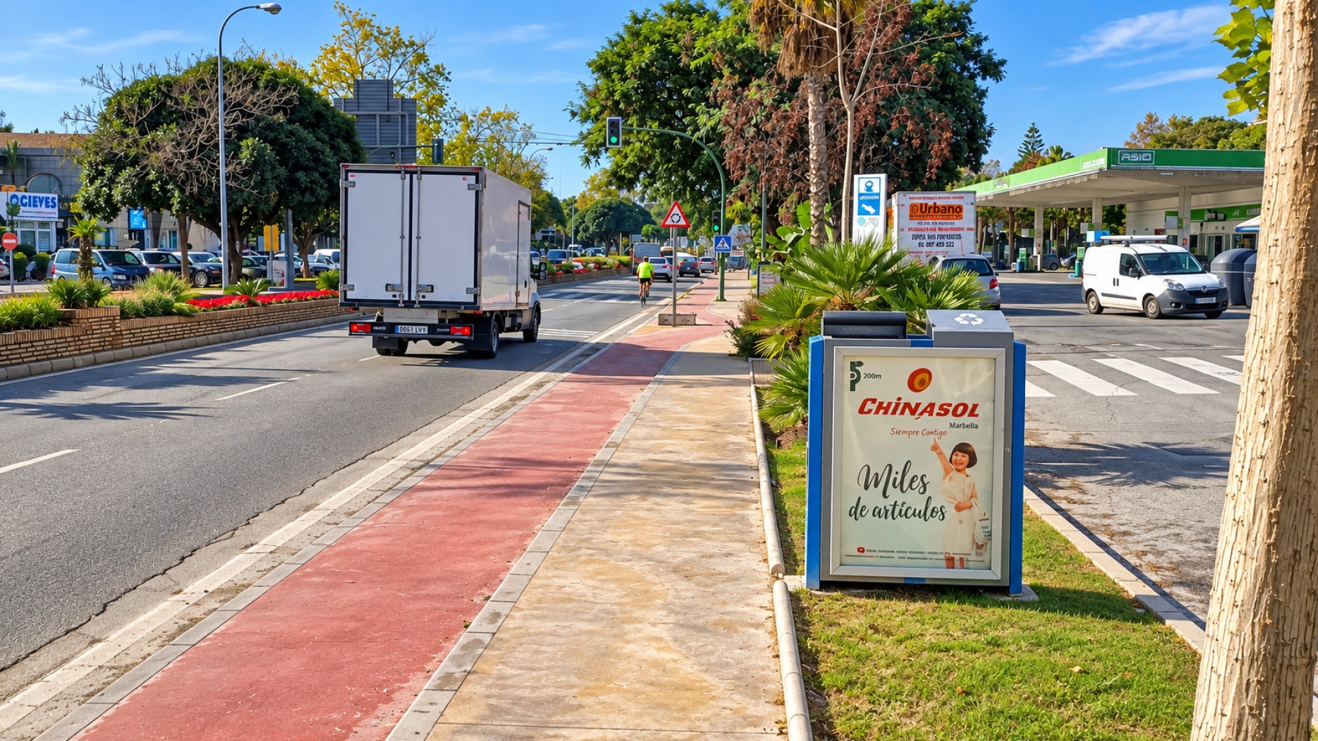 Mupi publicitario en Avenida Bulevar Principe Alfonso de Hohenlohe, Milla de Oro