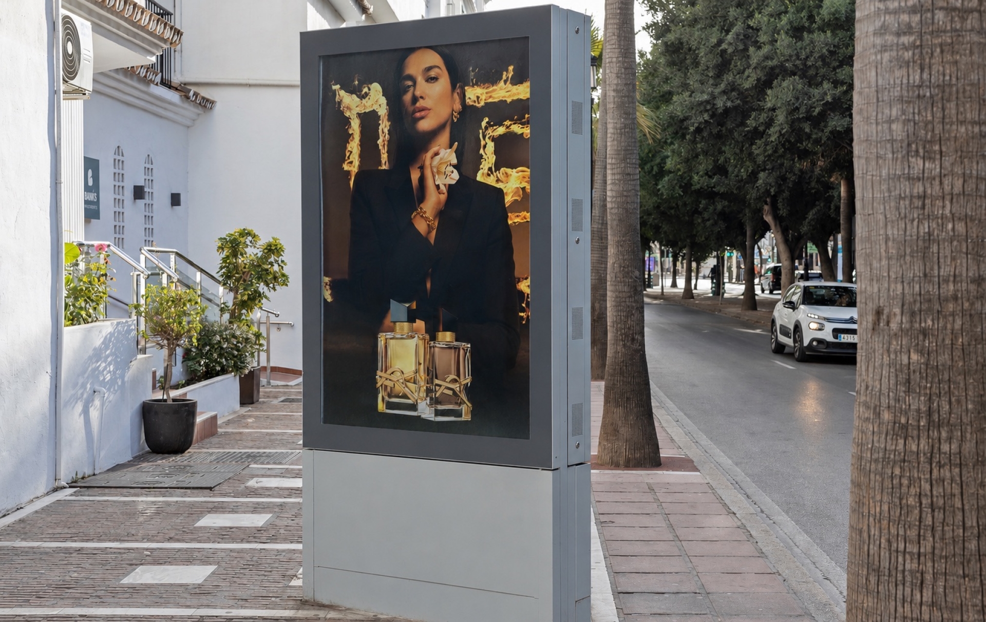 Mupi publicitario en Avda. Julio Iglesias a escasos metros de Burger King, Puerto Banús
